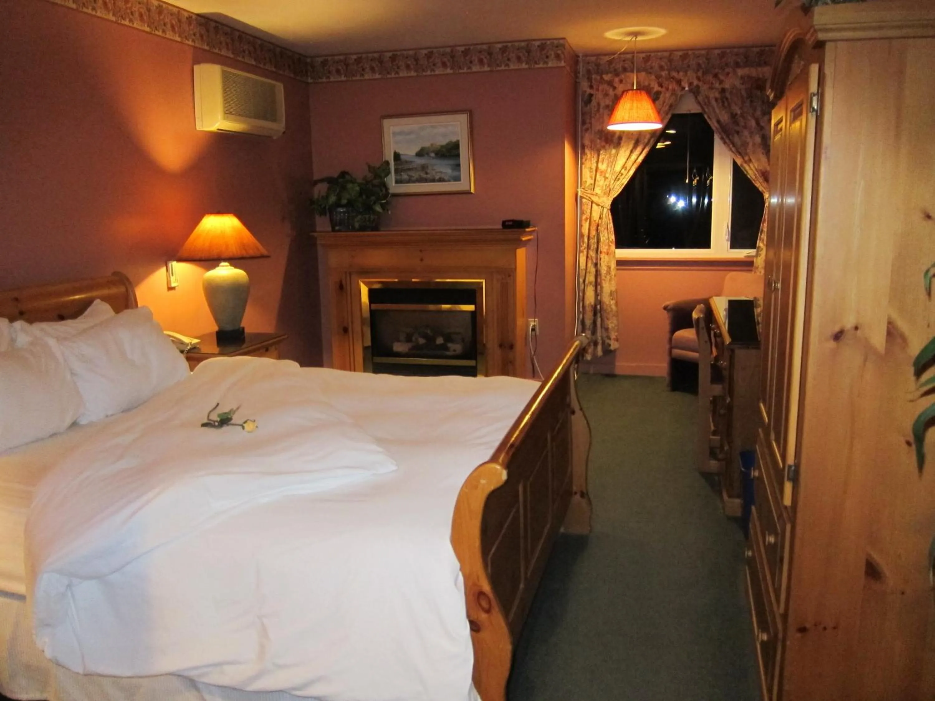 Bed in Annapolis Royal Inn & Suites