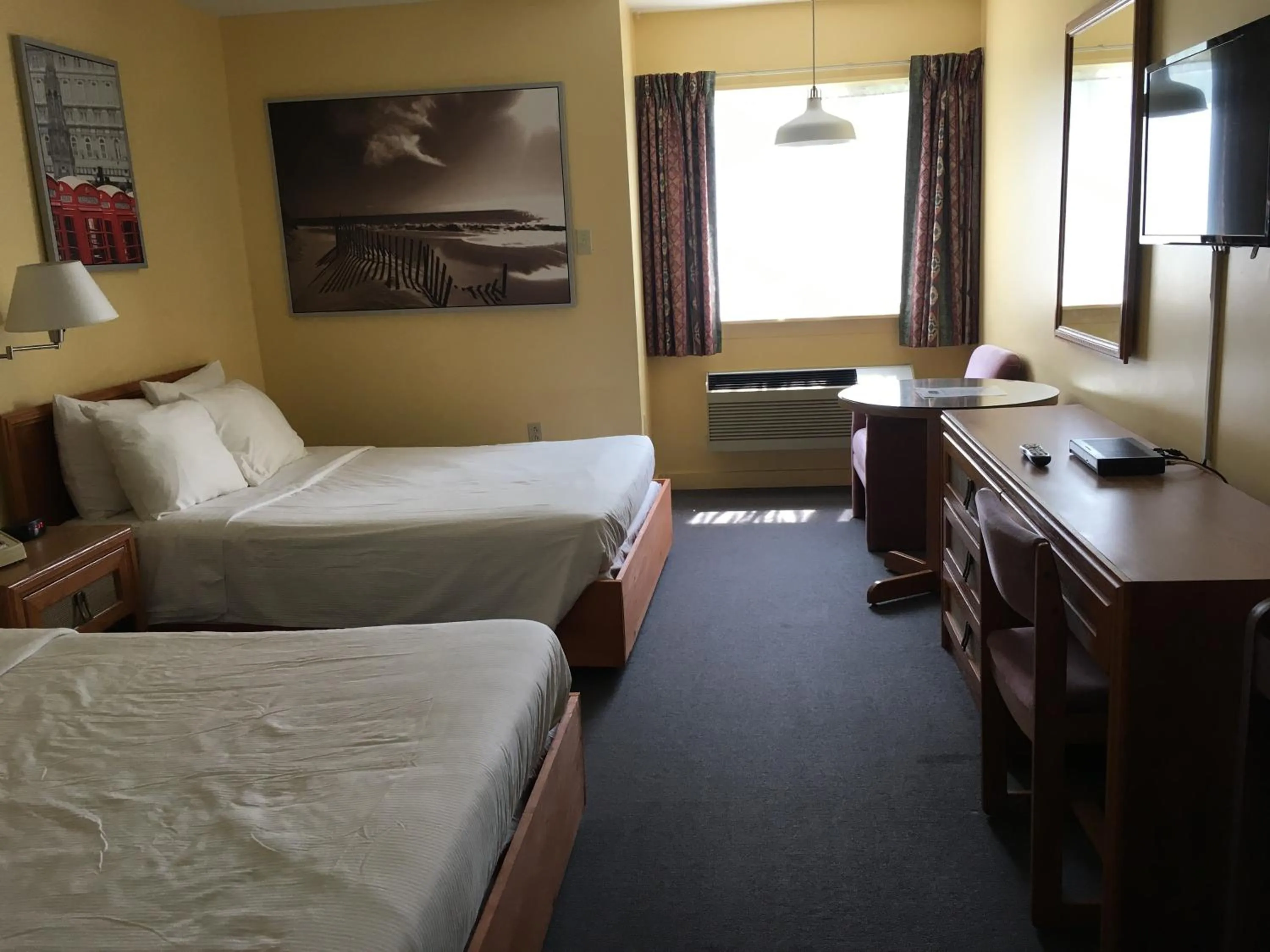 Photo of the whole room, Bed in Annapolis Royal Inn & Suites