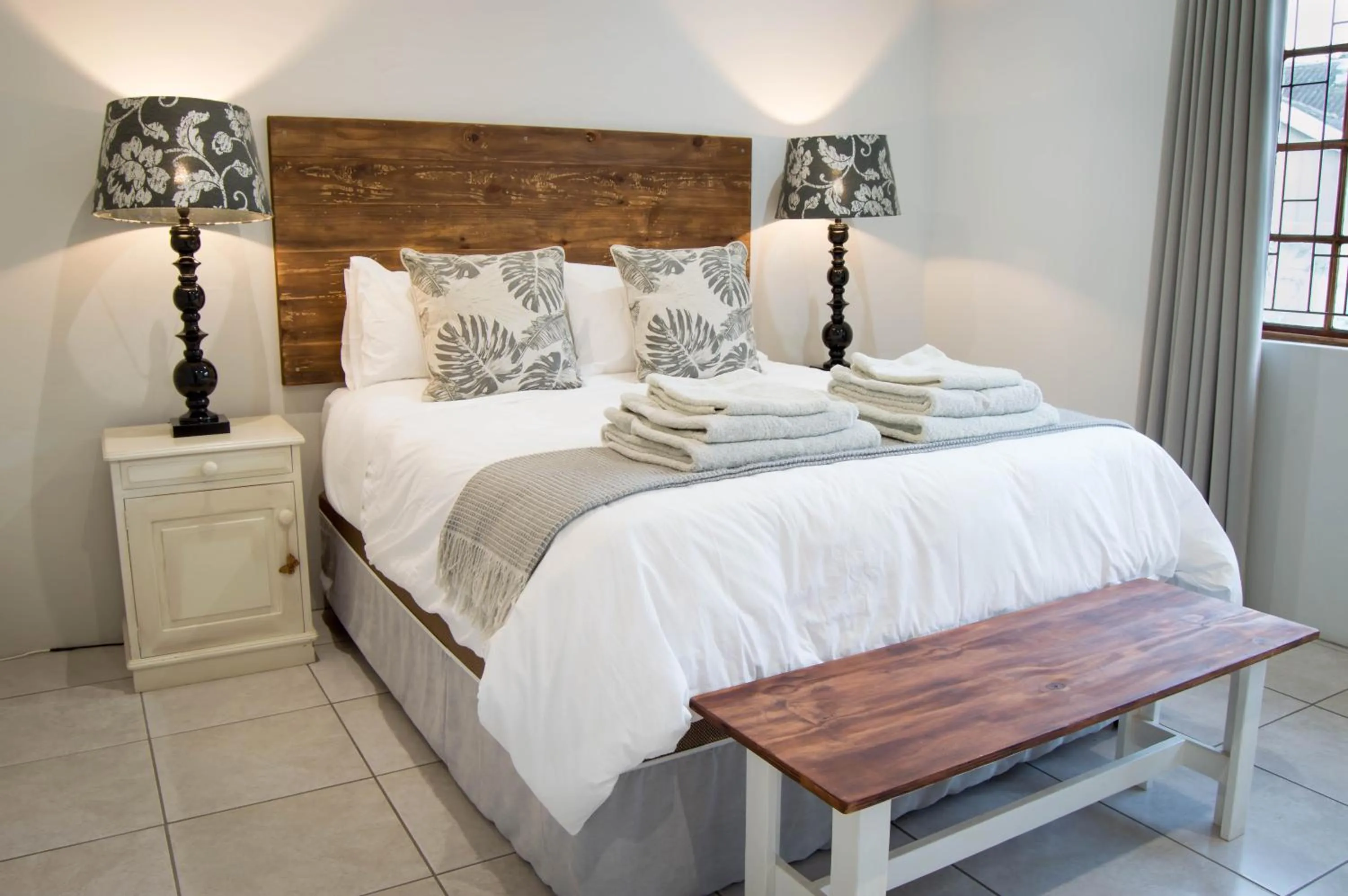 Bedroom, Bed in 870 on Riverview Drive