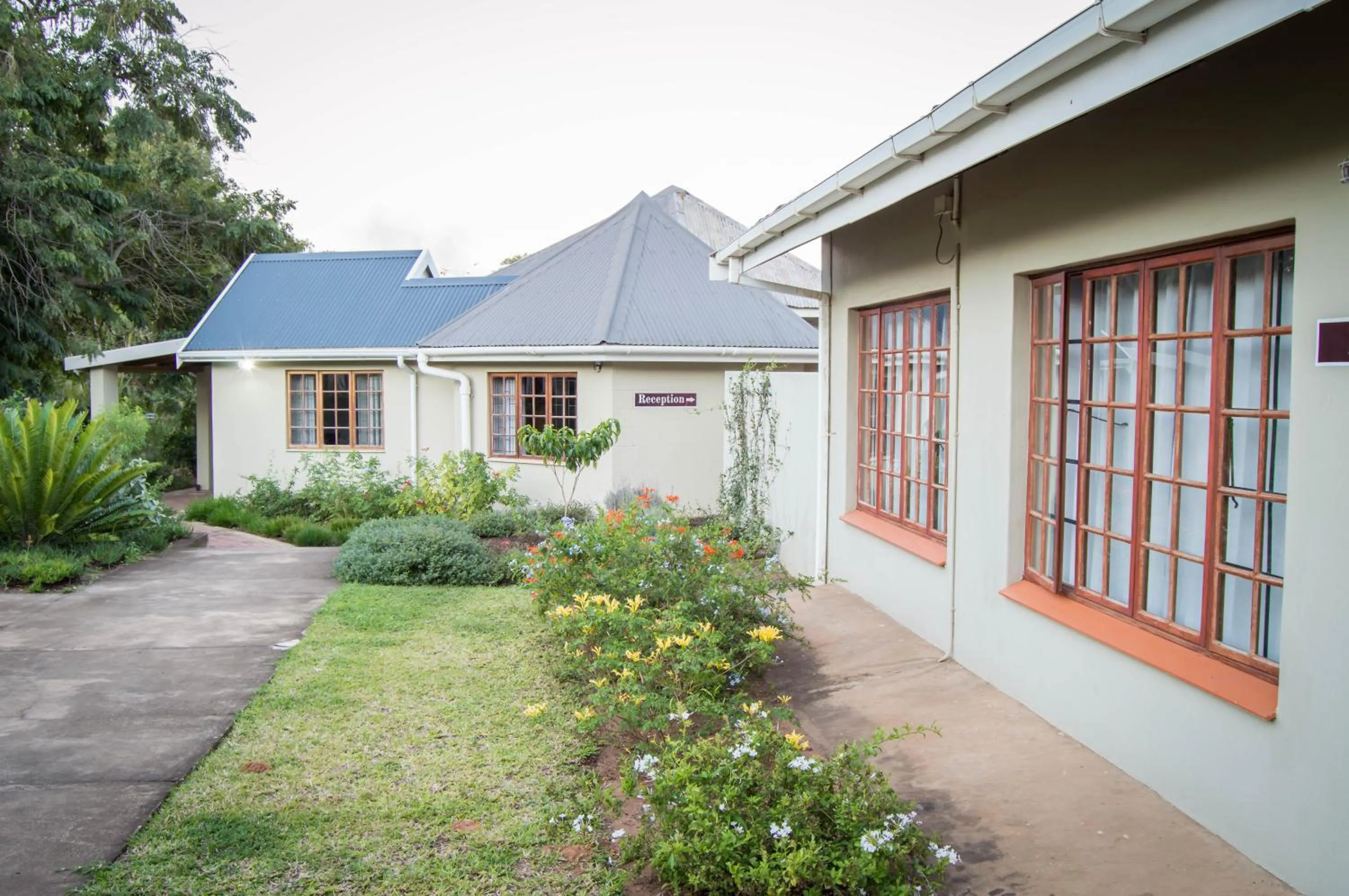 Property building in 870 on Riverview Drive