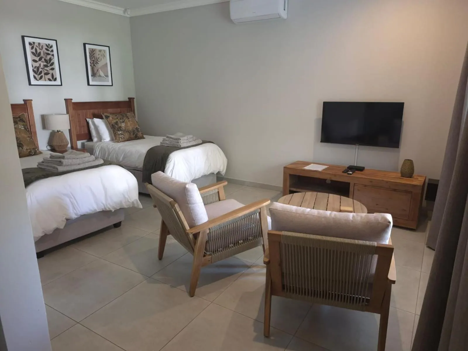 Bedroom, Bed in 870 on Riverview Drive