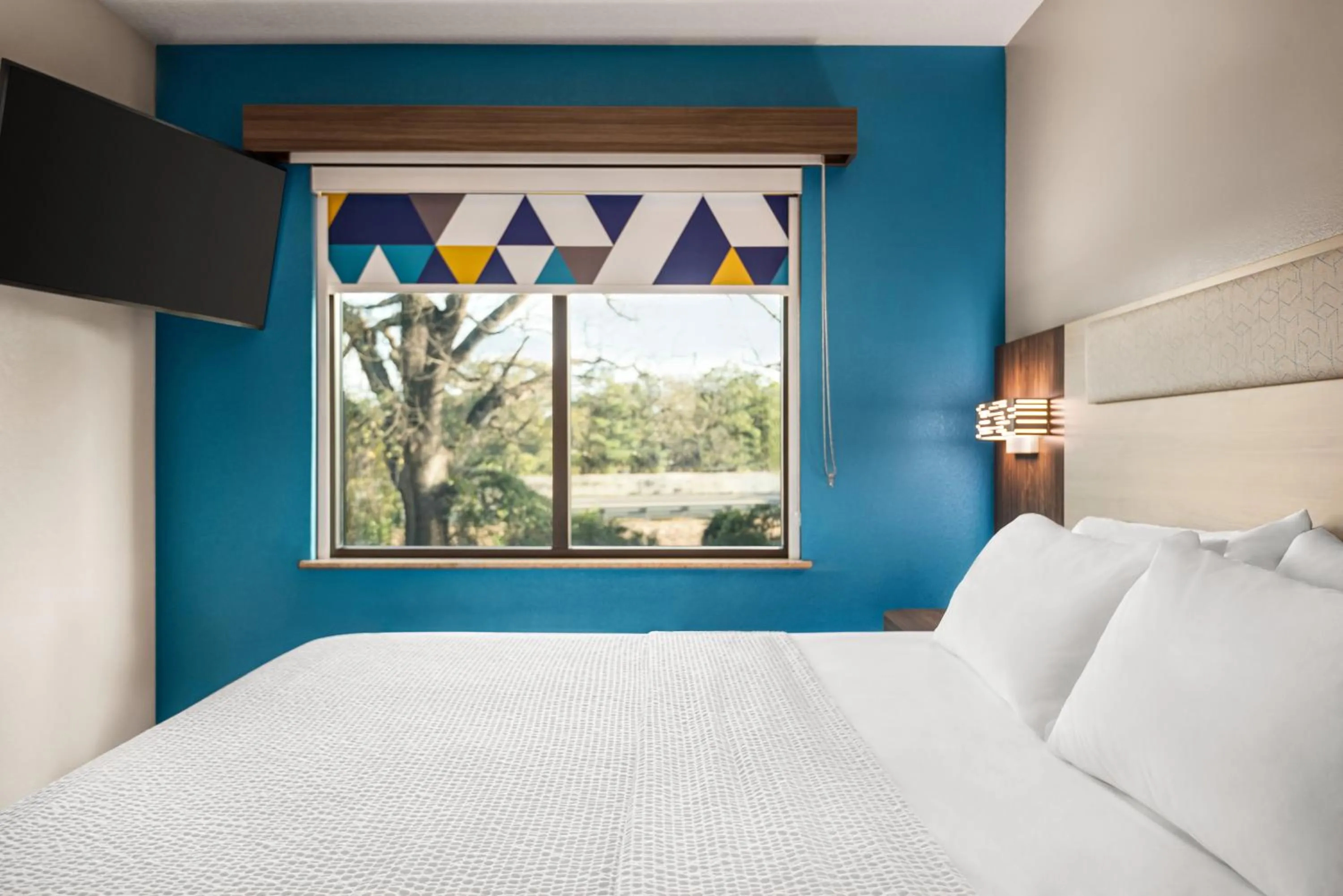 Bed in Holiday Inn Express & Suites Mobile West I-10 by IHG