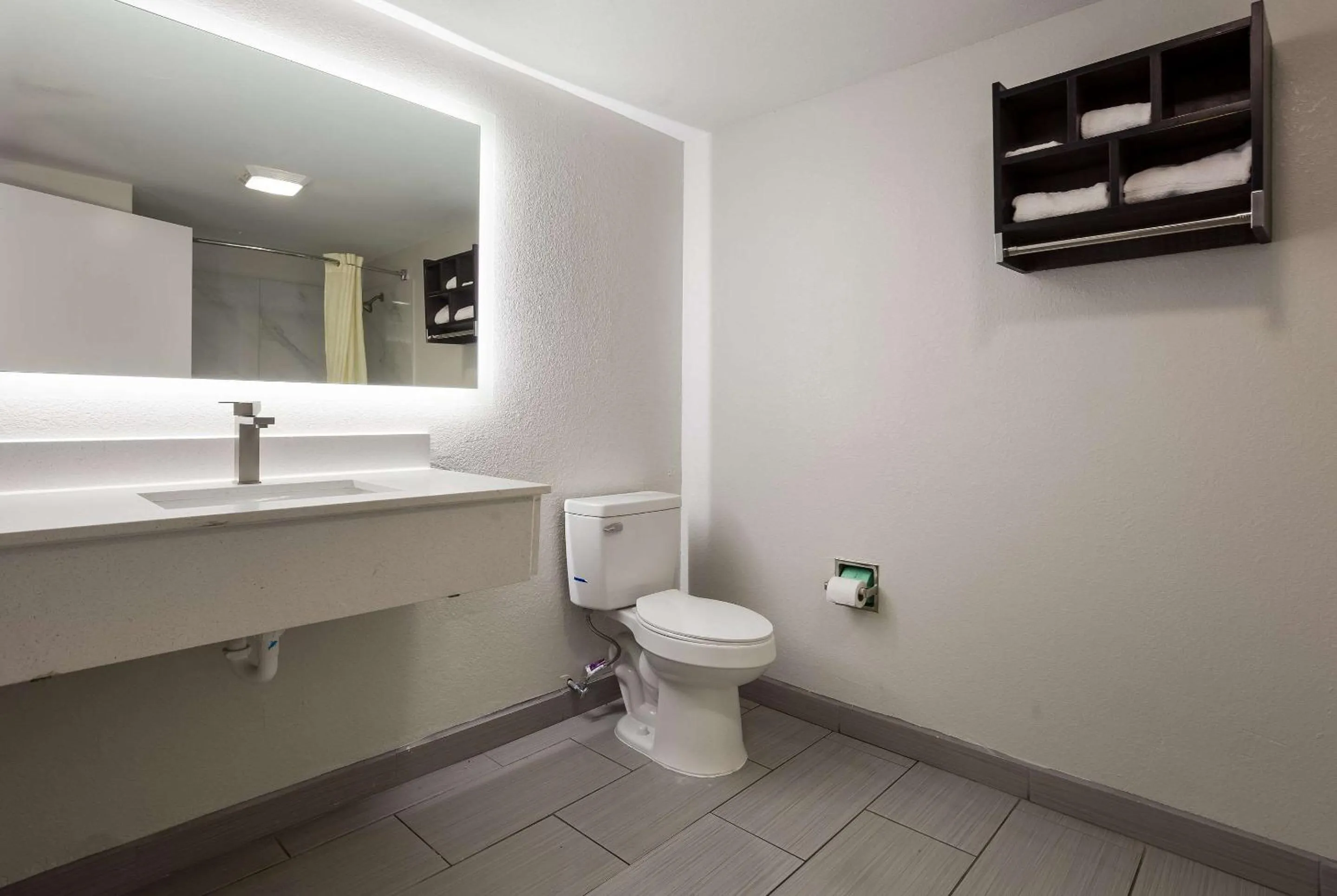 Bedroom, Bathroom in Econo Lodge