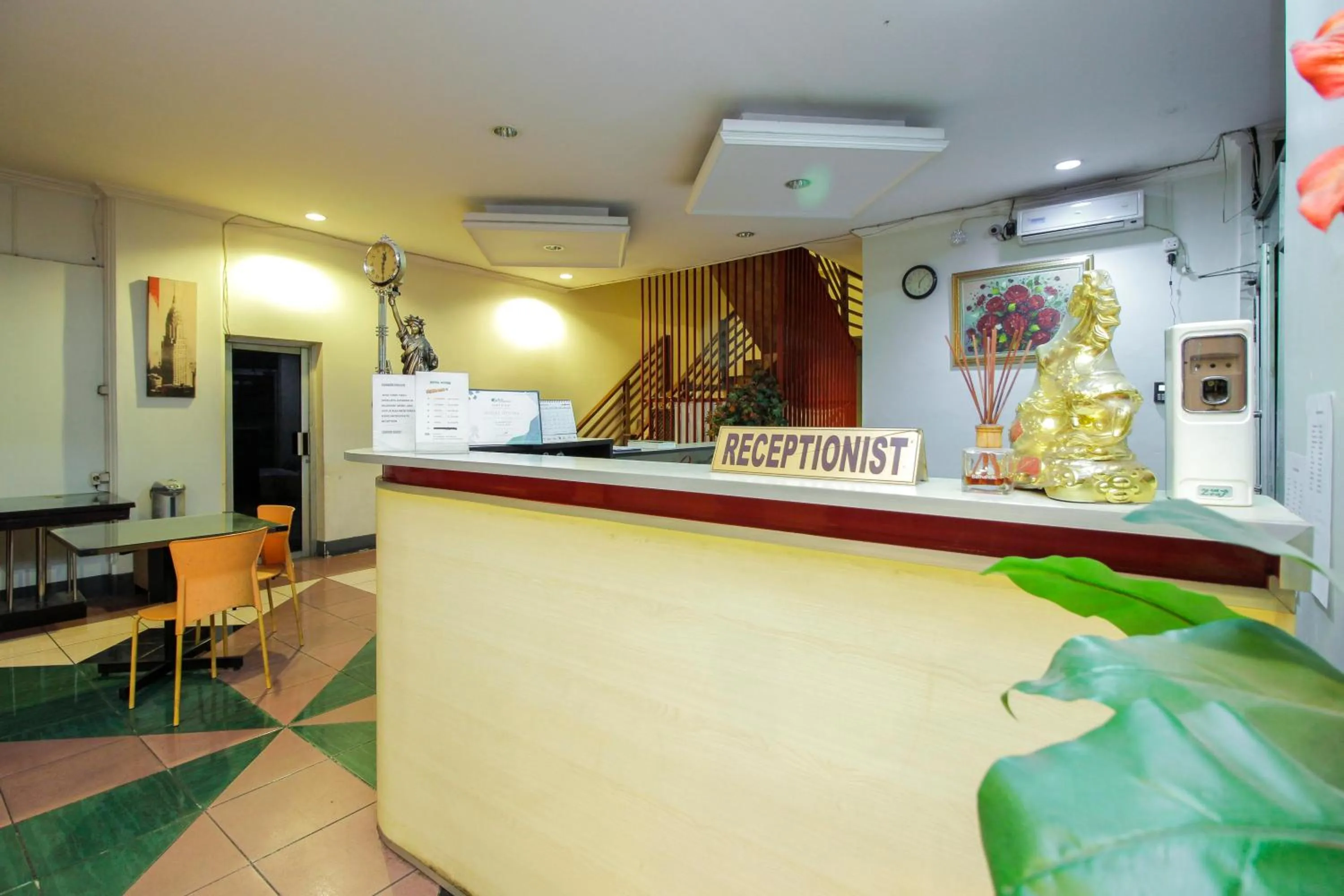 Area and facilities in RedDoorz near Bethesda Manado