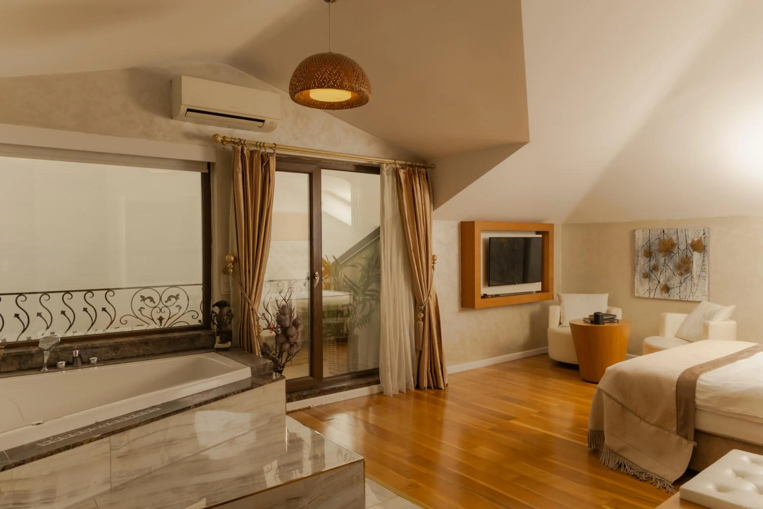 Communal lounge/ TV room, Bed in Lale Hotel