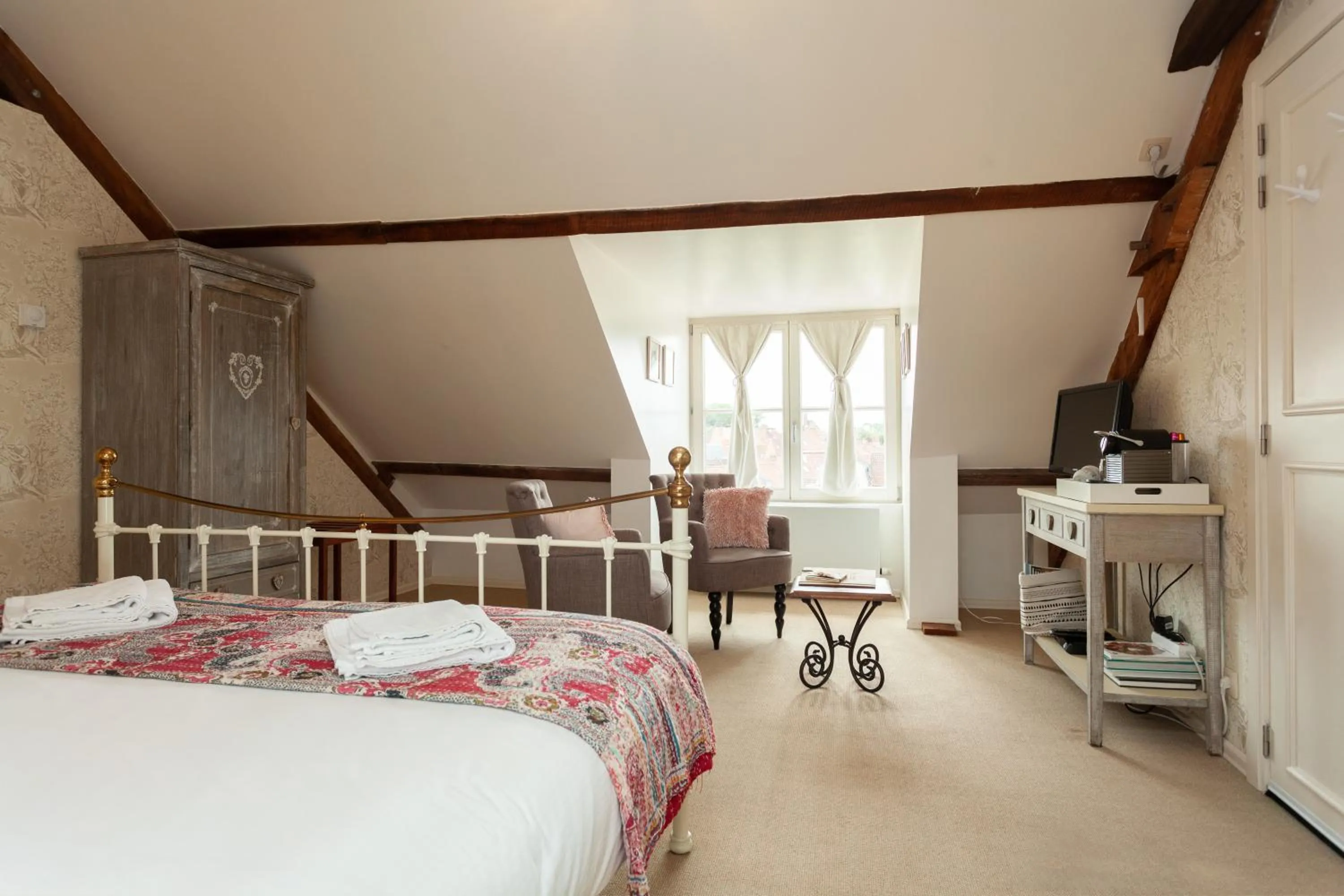 Seating area, Bed in Boutique B&B The Townhouse