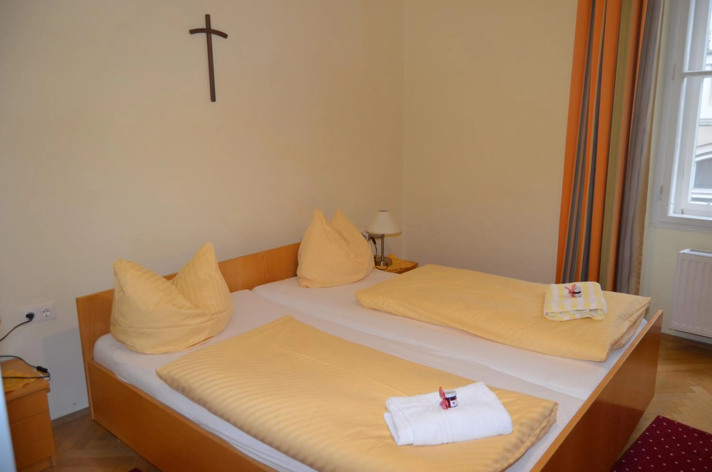 Photo of the whole room, Bed in Gästehaus im Priesterseminar Salzburg