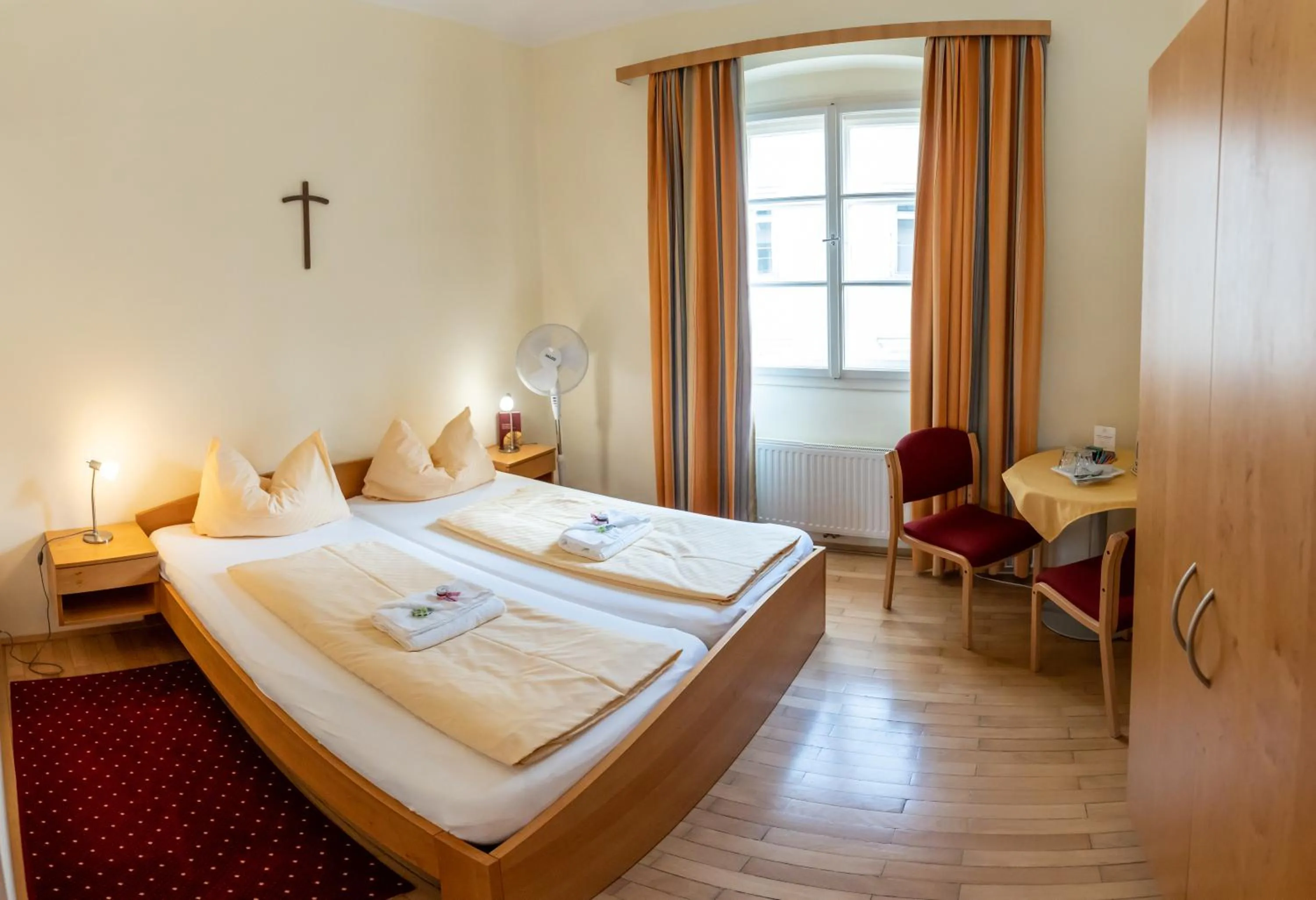 Photo of the whole room, Bed in Gästehaus im Priesterseminar Salzburg