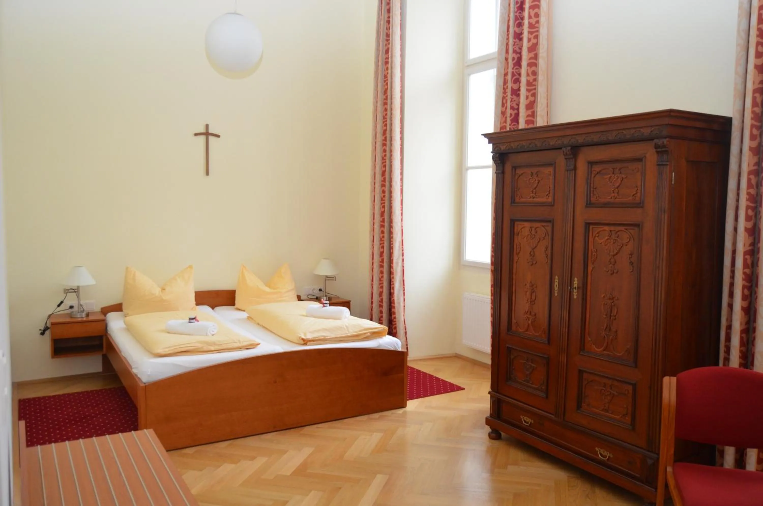 Bed in Gästehaus im Priesterseminar Salzburg