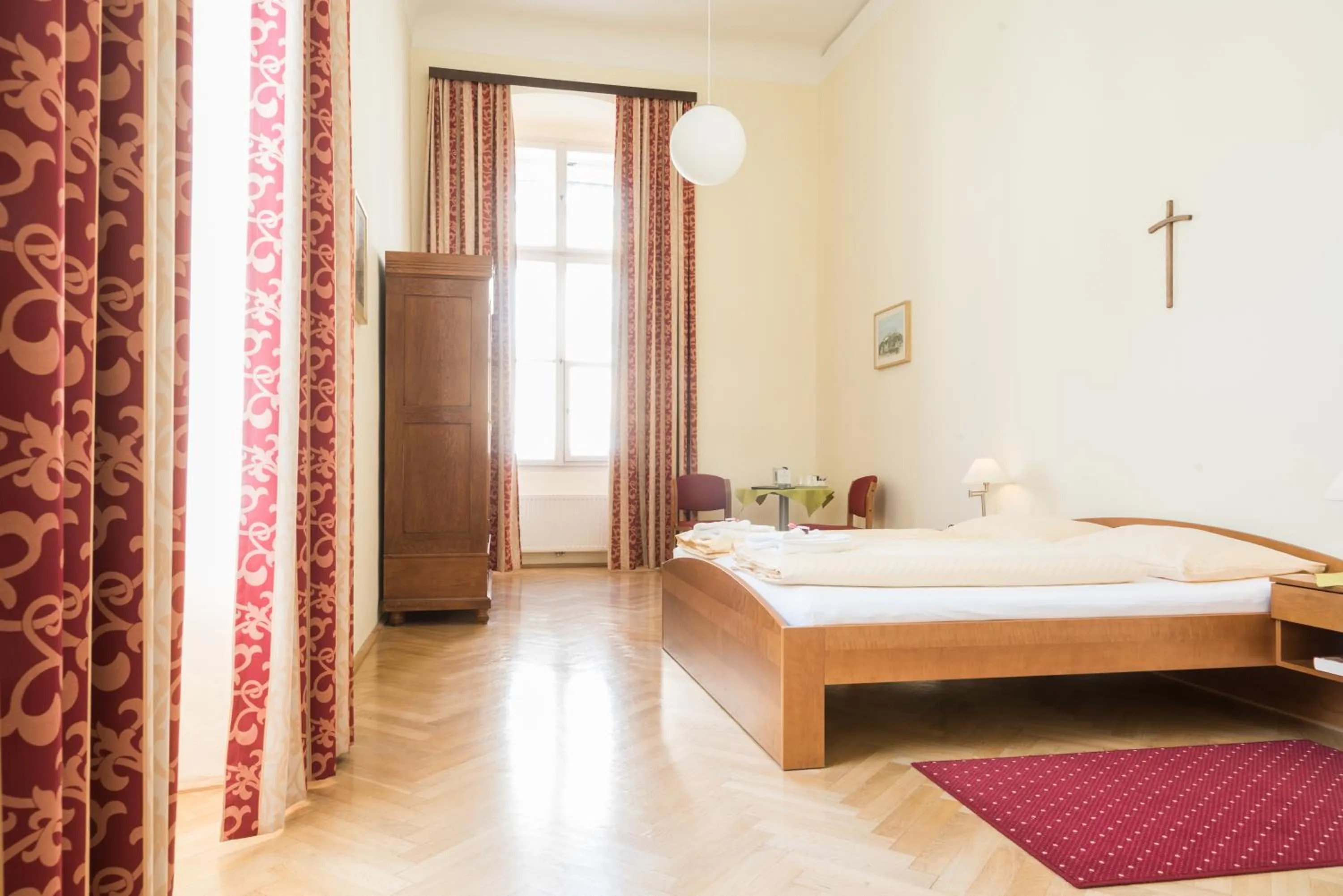 Photo of the whole room, Bed in Gästehaus im Priesterseminar Salzburg