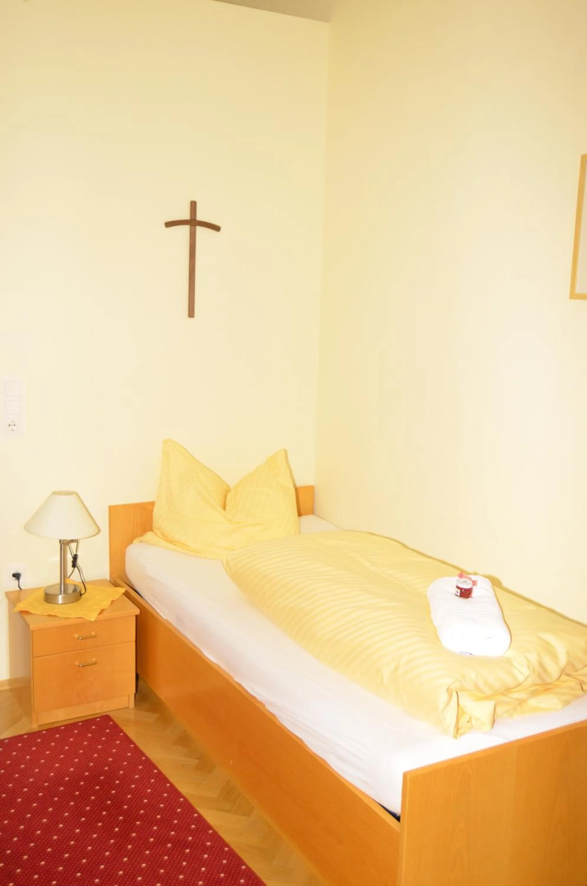 Bed in Gästehaus im Priesterseminar Salzburg