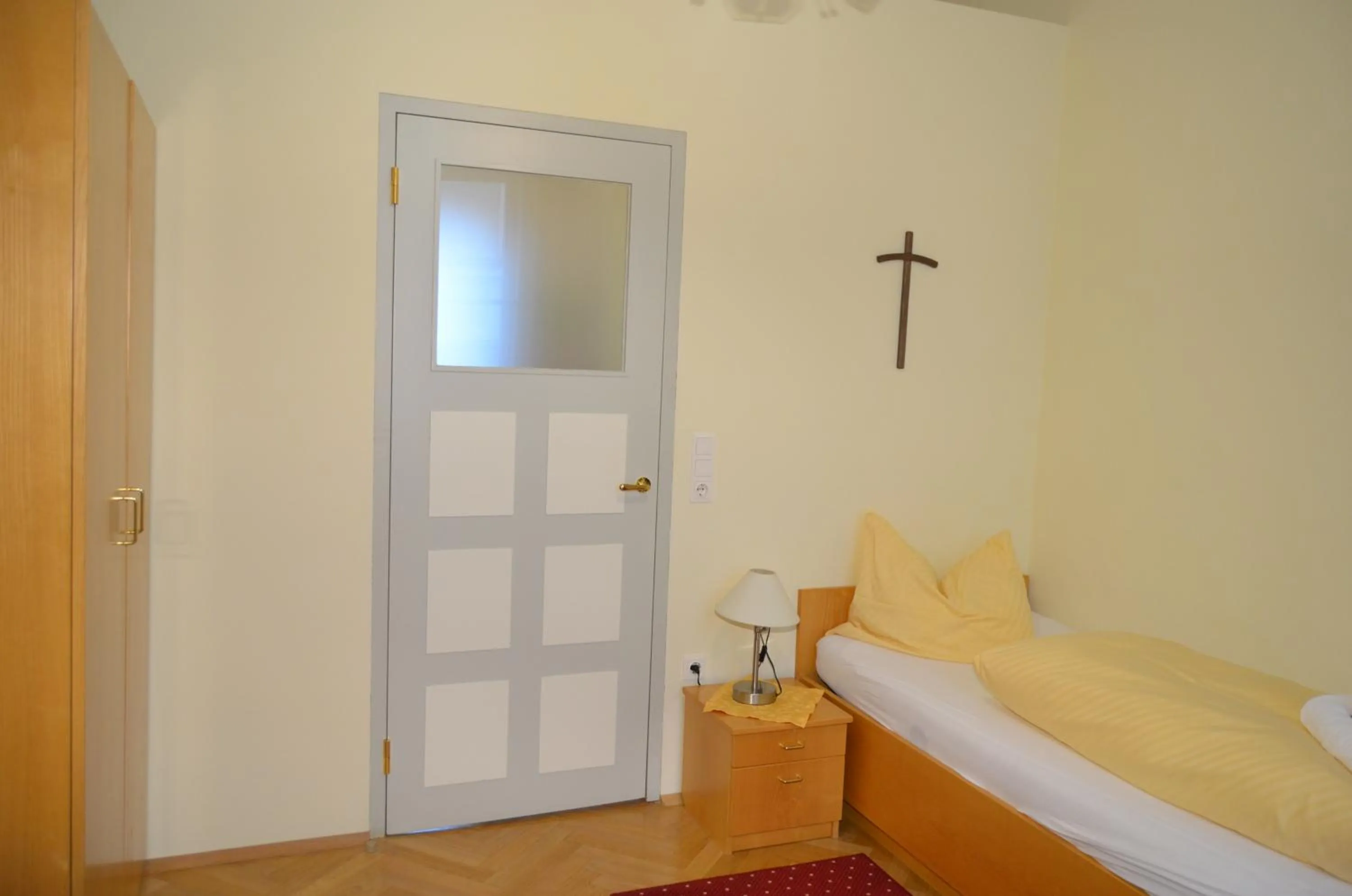 Bed in Gästehaus im Priesterseminar Salzburg