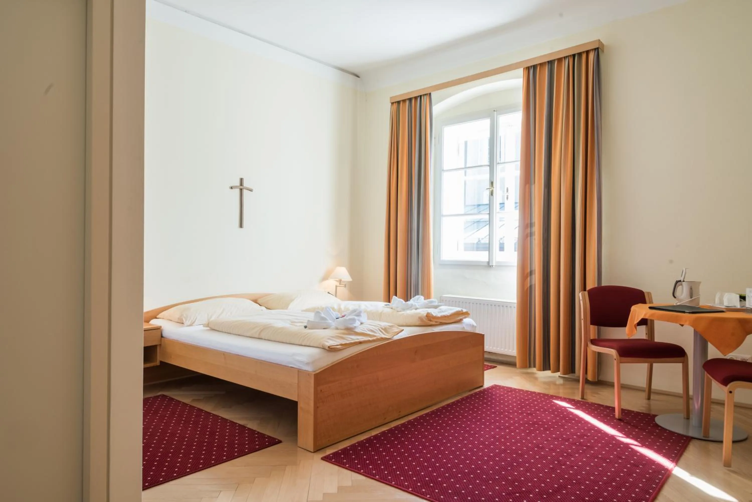 Photo of the whole room, Bed in Gästehaus im Priesterseminar Salzburg