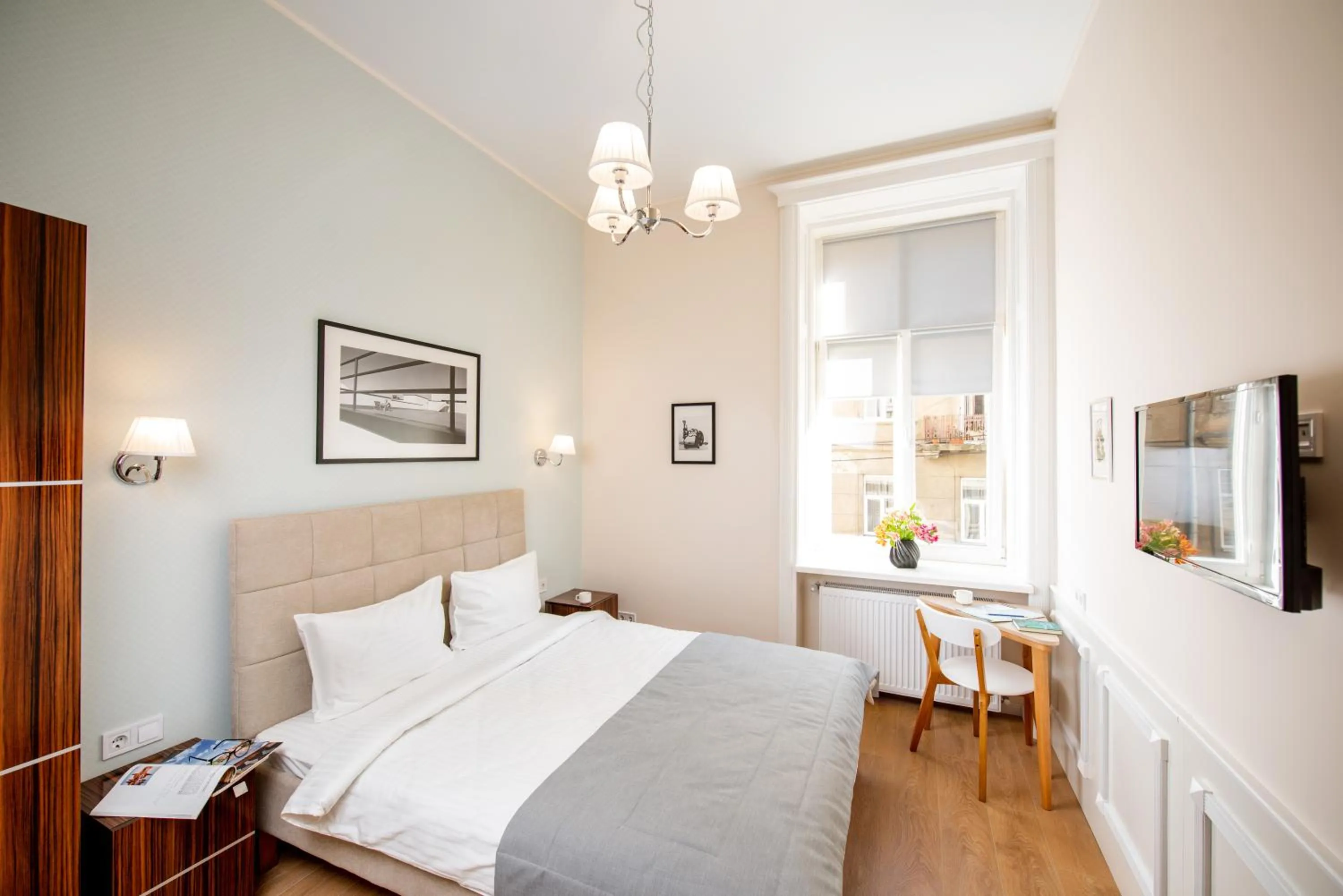 Bed in Art Deco Central Rooms