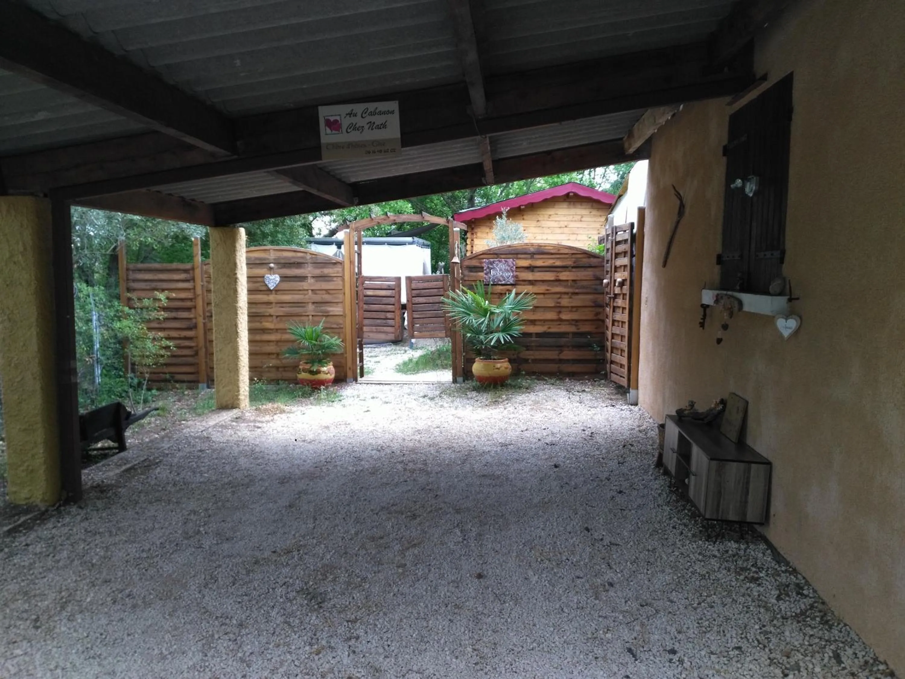 Parking in Au Cabanon Chez Nath - chbre d'hôtes