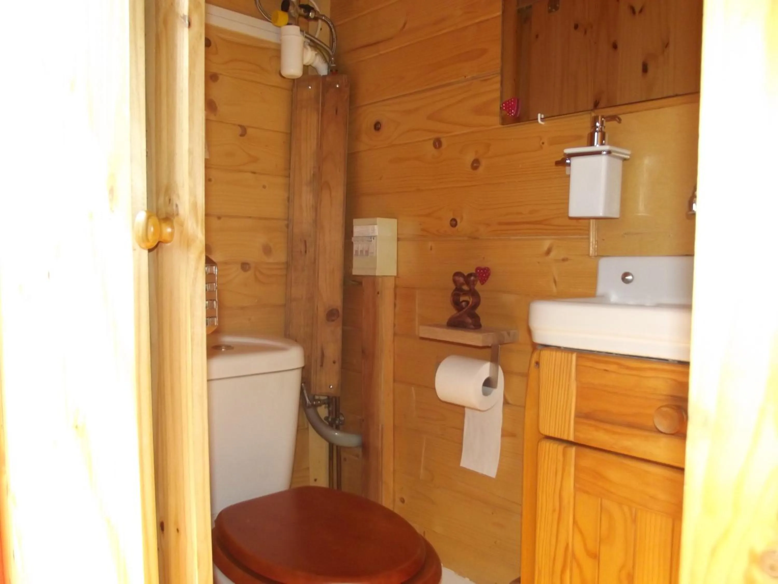 Toilet in Au Cabanon Chez Nath - chbre d'hôtes