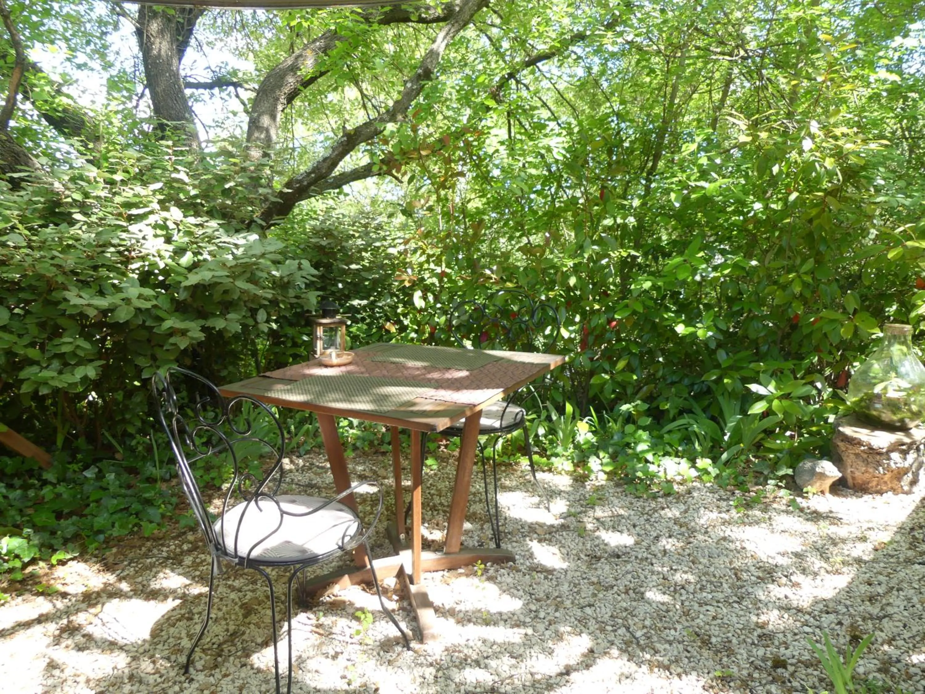 Garden view in Au Cabanon Chez Nath - chbre d'hôtes