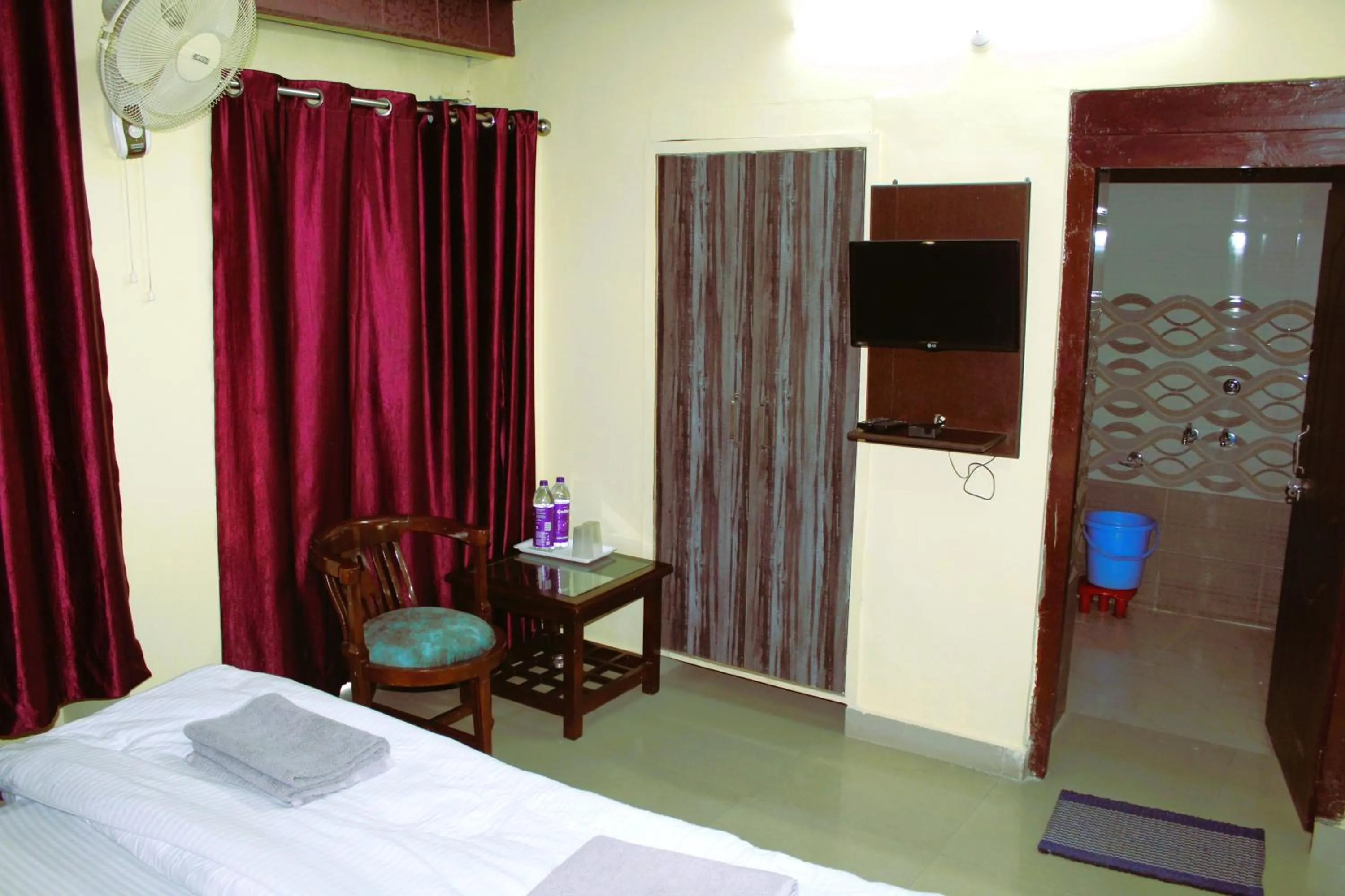 Bedroom, Bed in Windsor Cottages