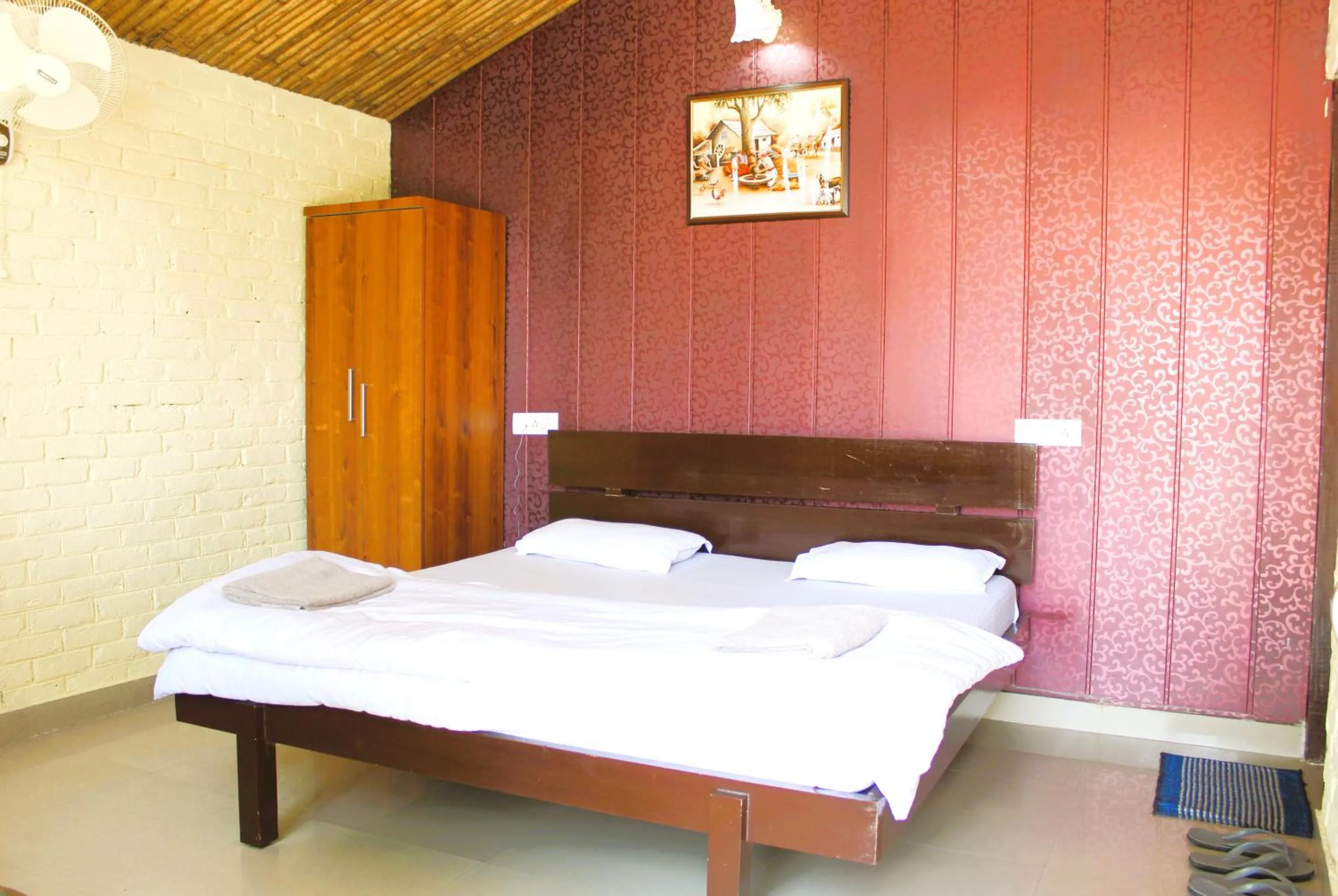 Bedroom, Bed in Windsor Cottages