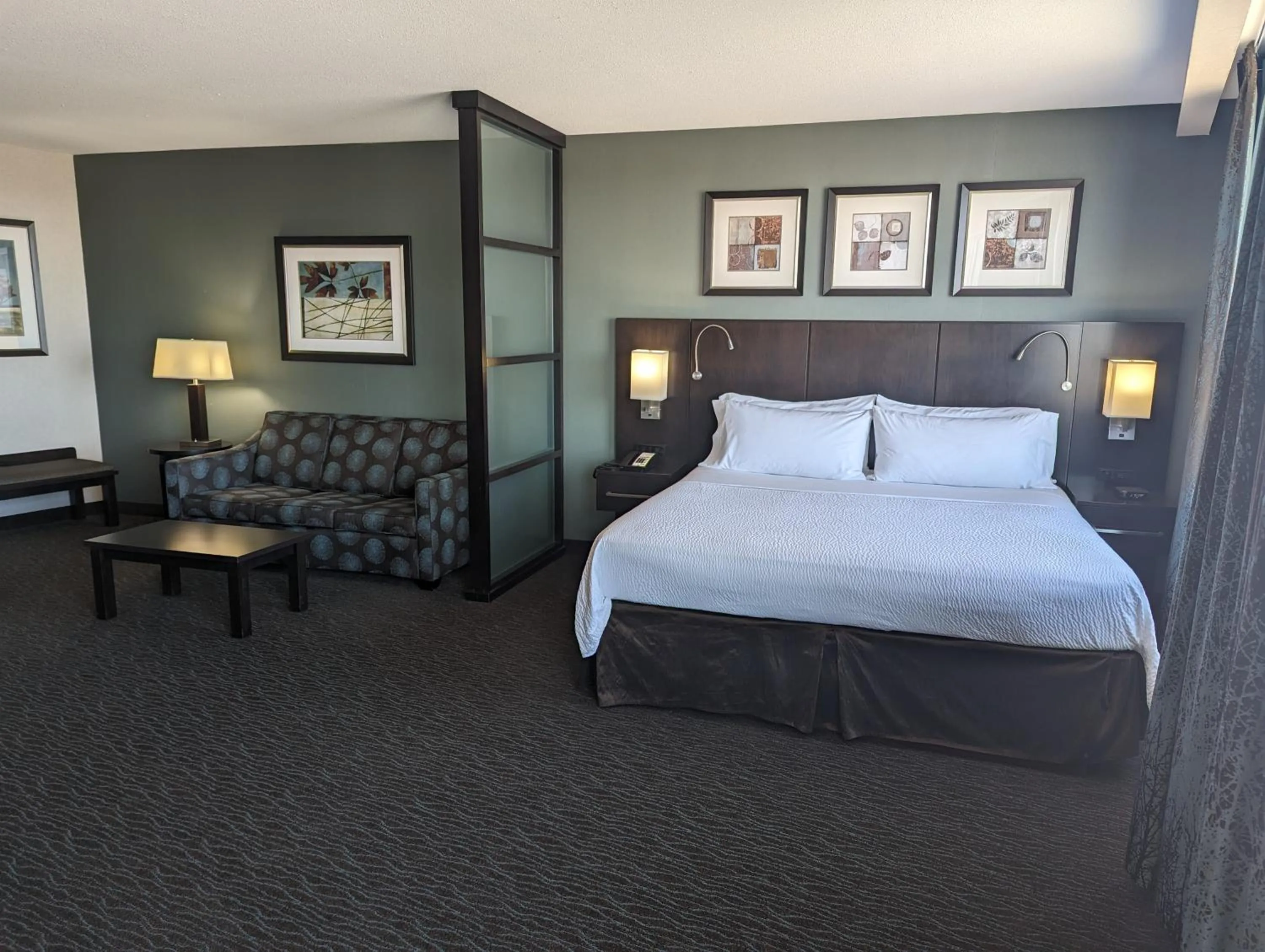 Bedroom, Bed in Holiday Inn Saskatoon Downtown by IHG