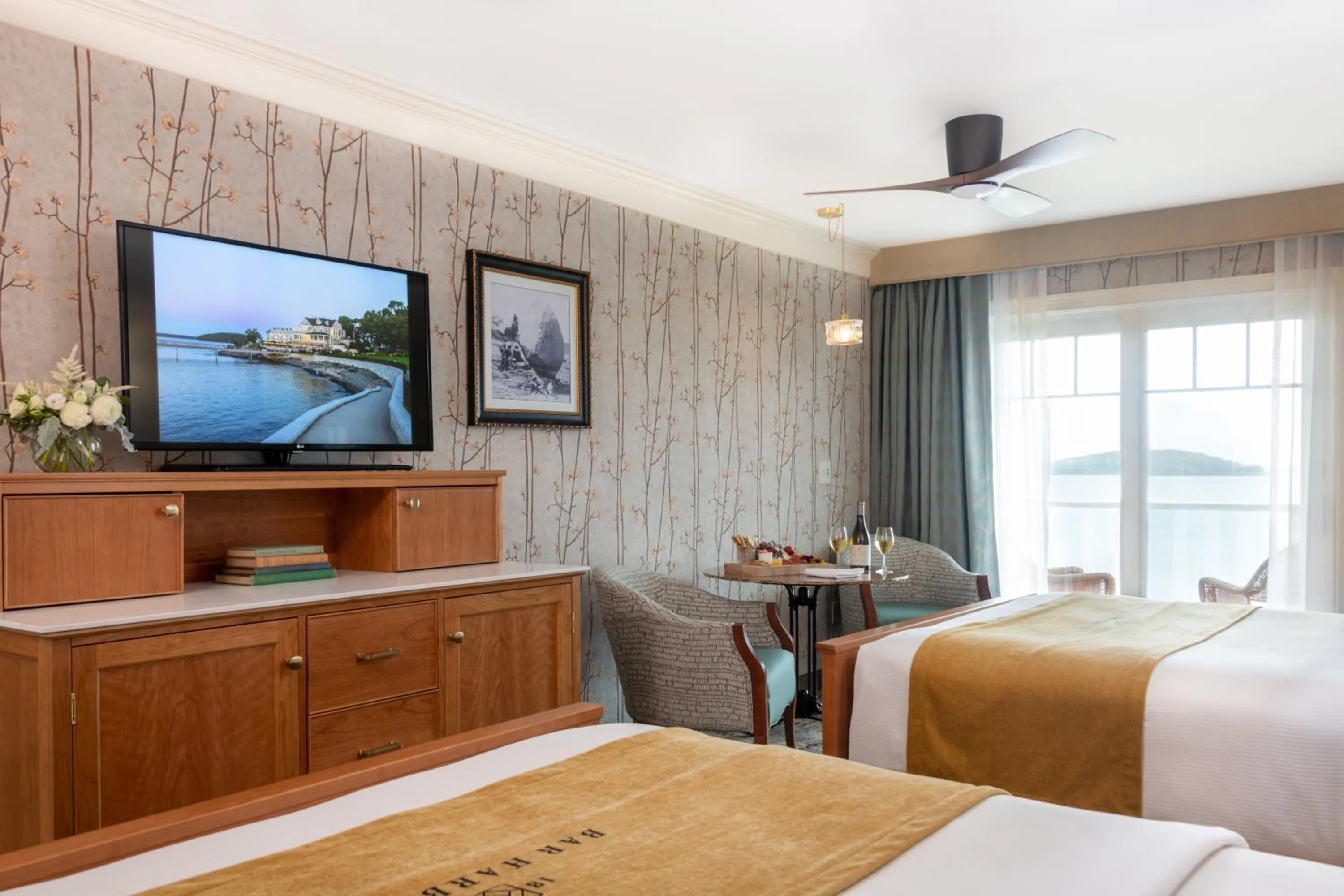 TV and multimedia, Bed in Bar Harbor Inn and Spa