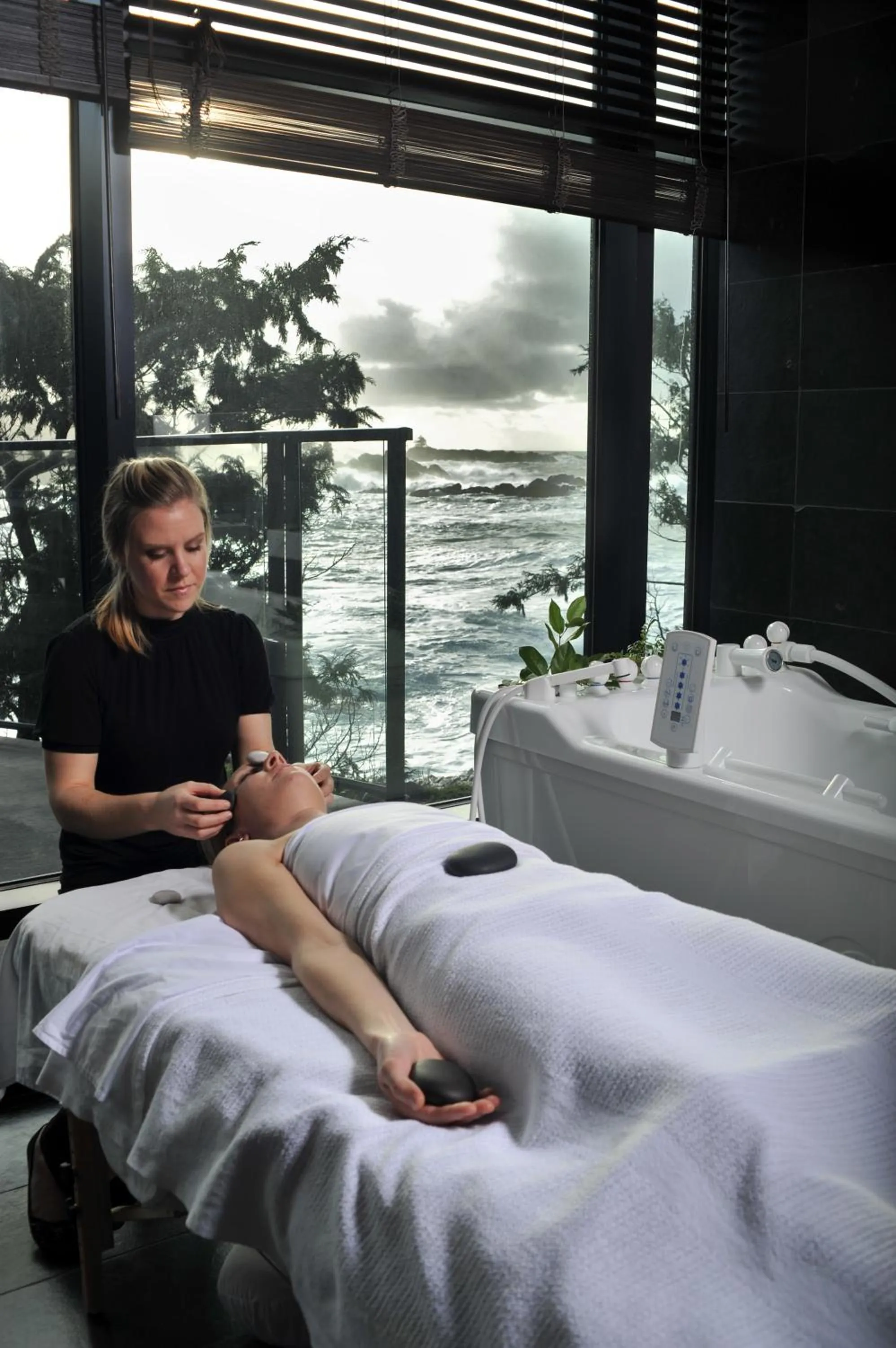 Spa and wellness centre/facilities, Bed in Black Rock Oceanfront Resort
