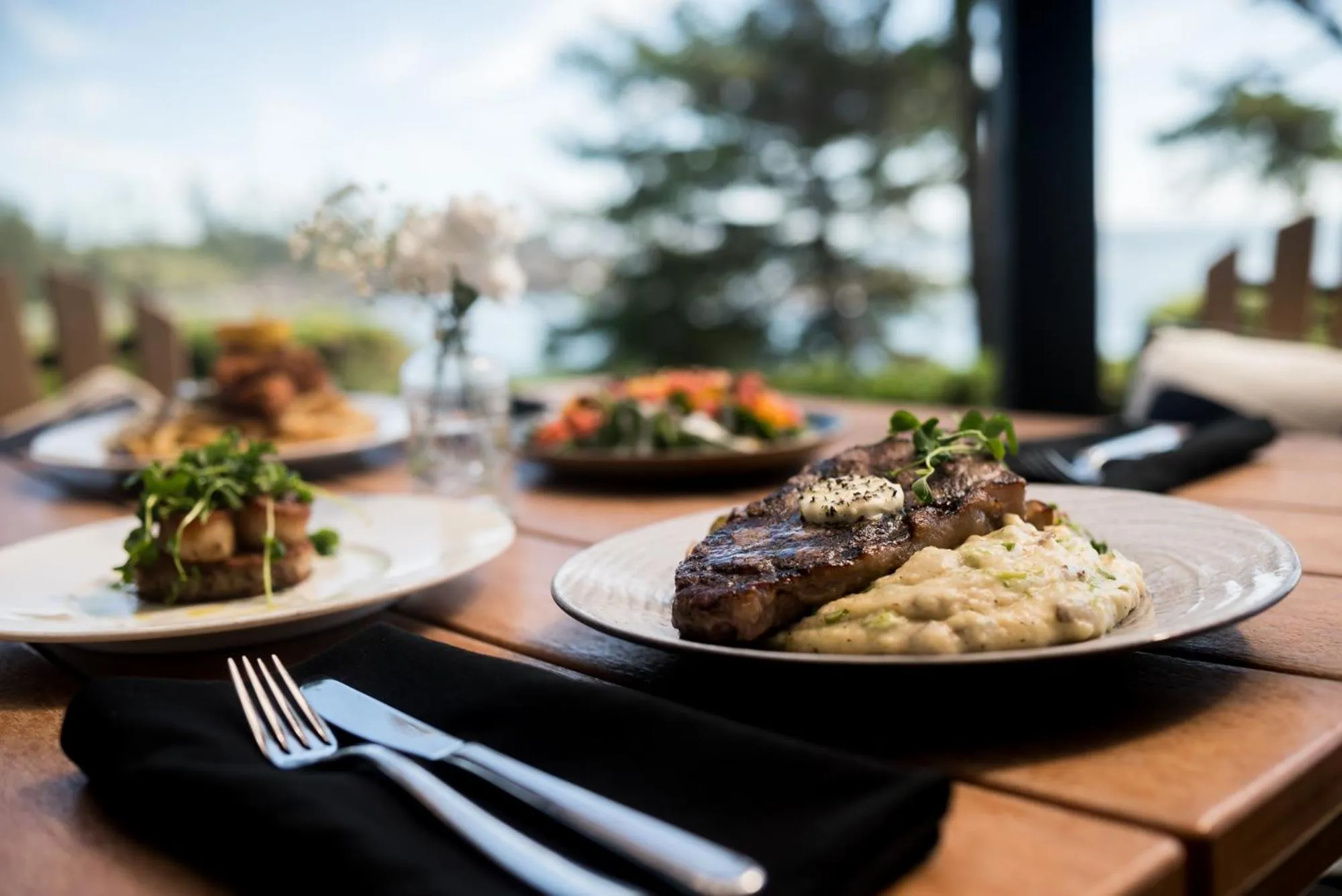 Restaurant/places to eat in Black Rock Oceanfront Resort