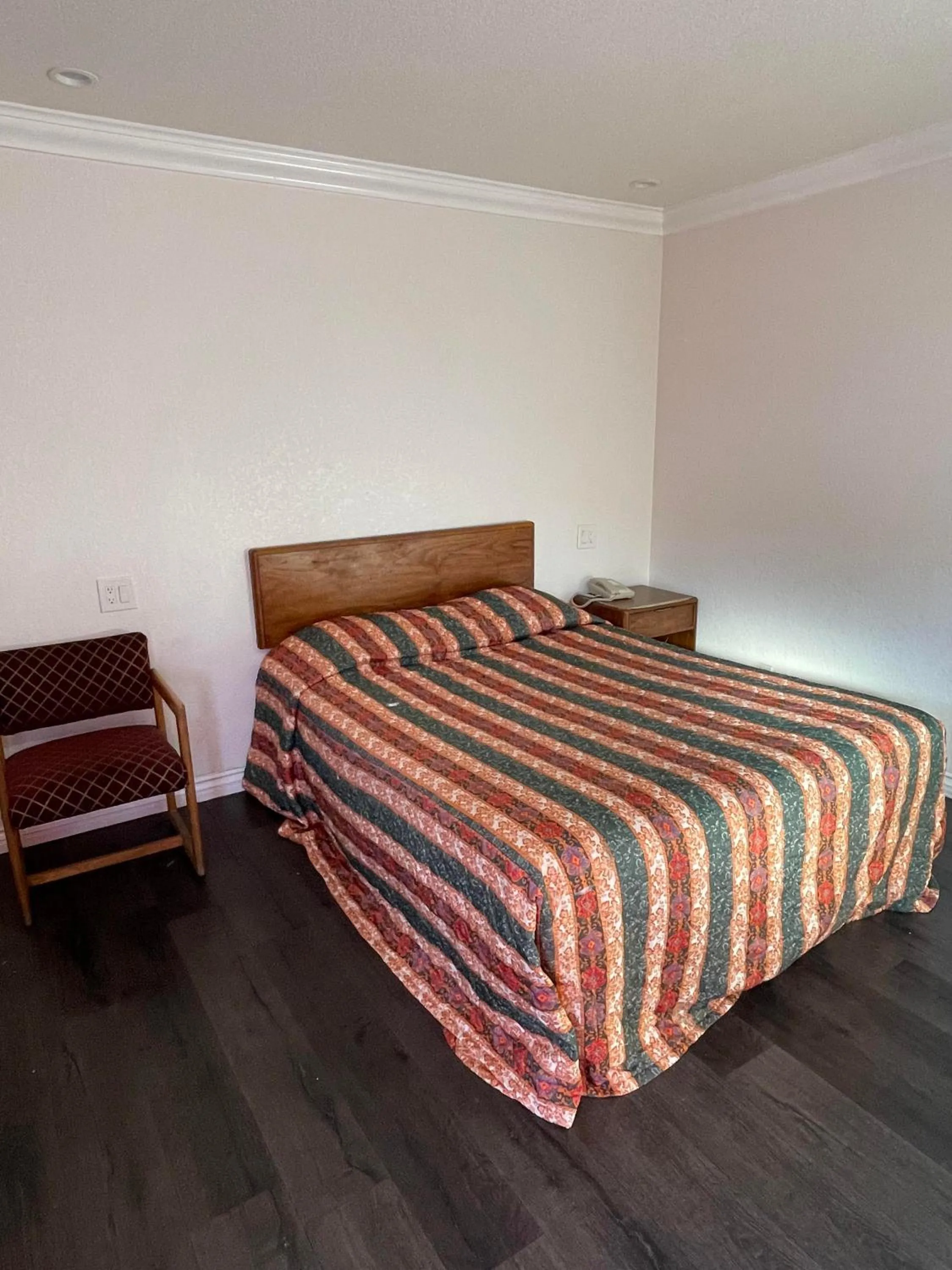 Bed in Welcome Inn & Suites Anaheim