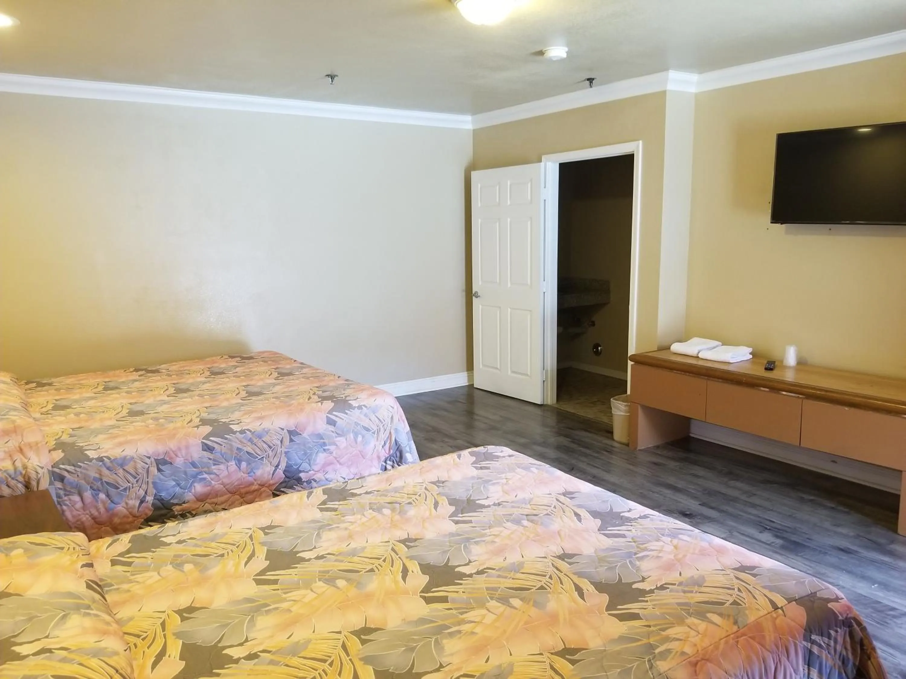 Bed in Welcome Inn & Suites Anaheim
