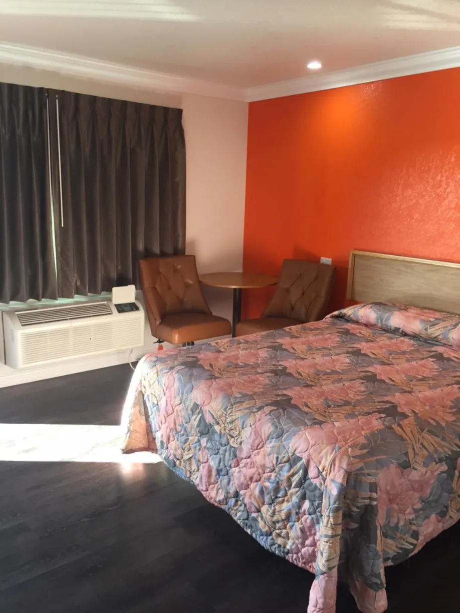 Bed in Welcome Inn & Suites Anaheim