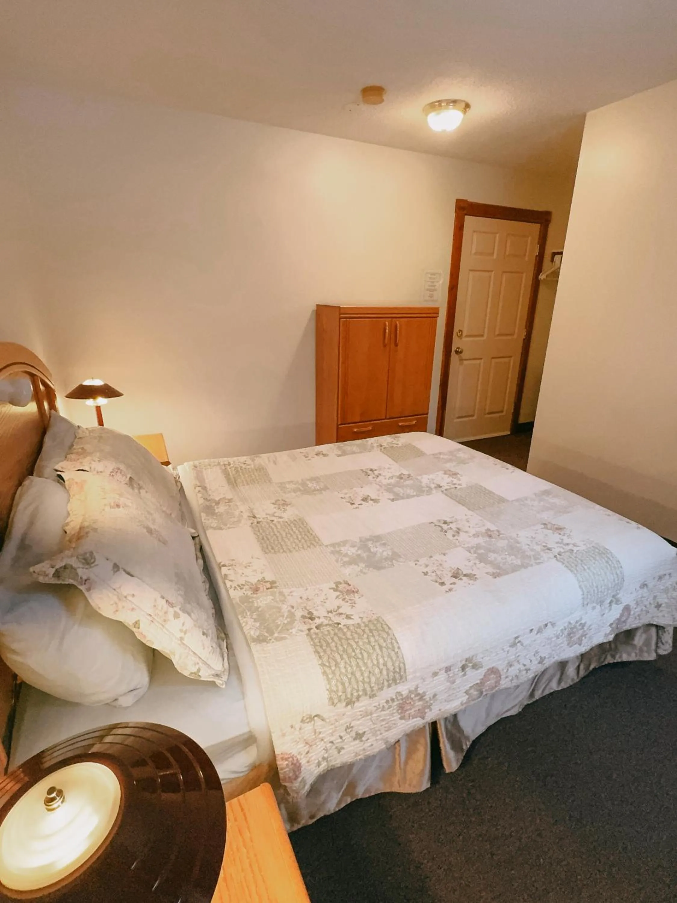 Bed in Alpine Meadows Lodge