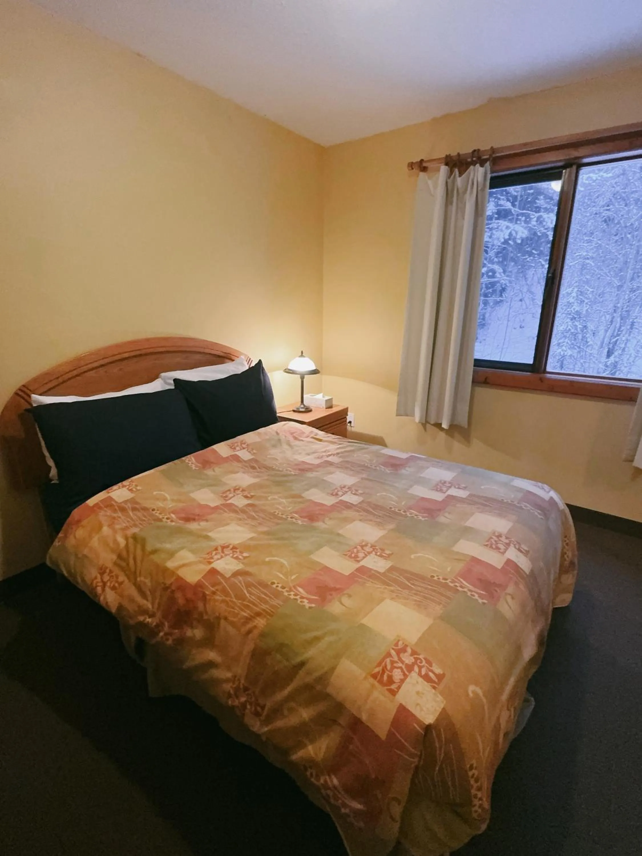 Bed in Alpine Meadows Lodge