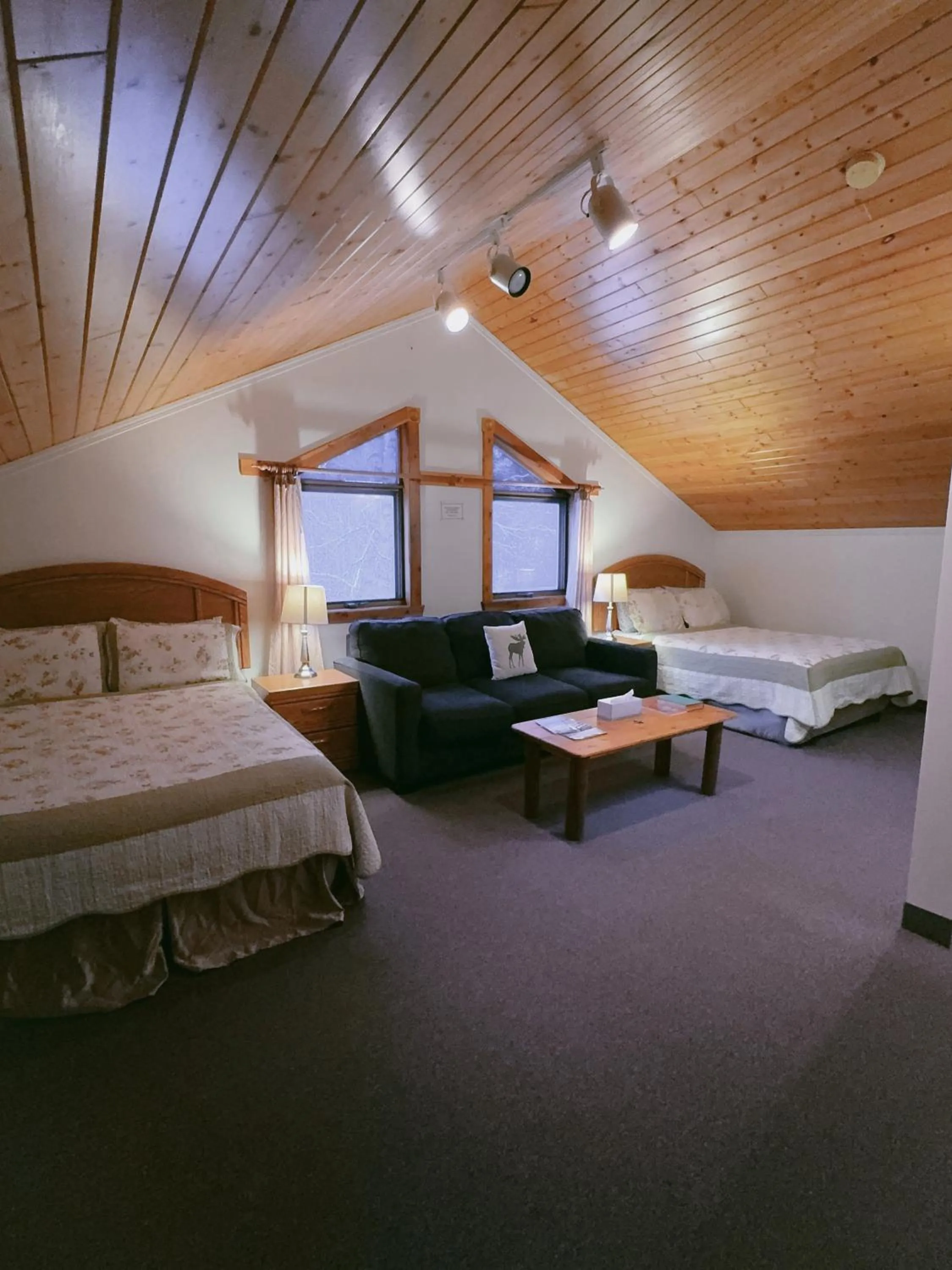Photo of the whole room, Bed in Alpine Meadows Lodge