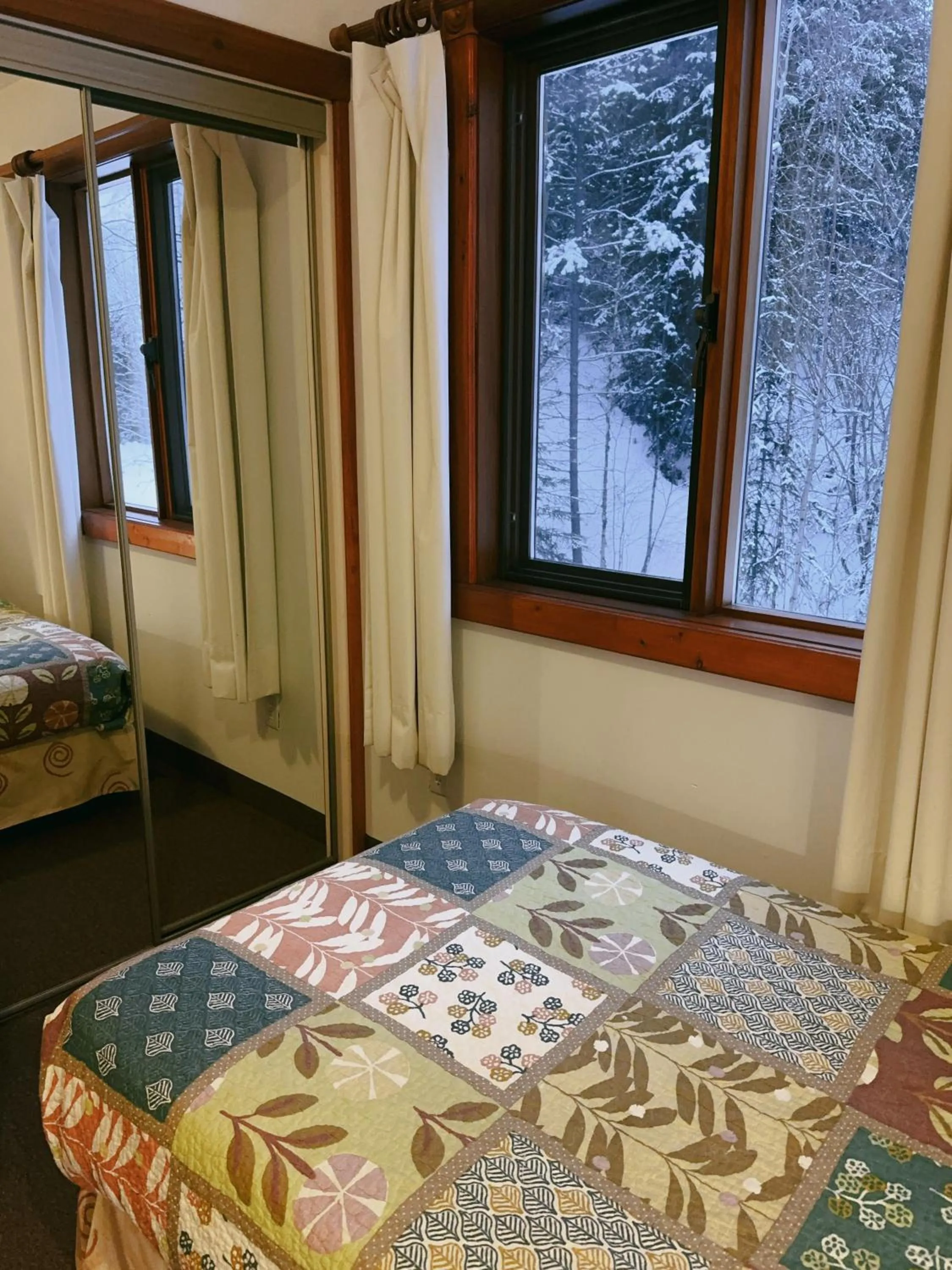 Bed in Alpine Meadows Lodge