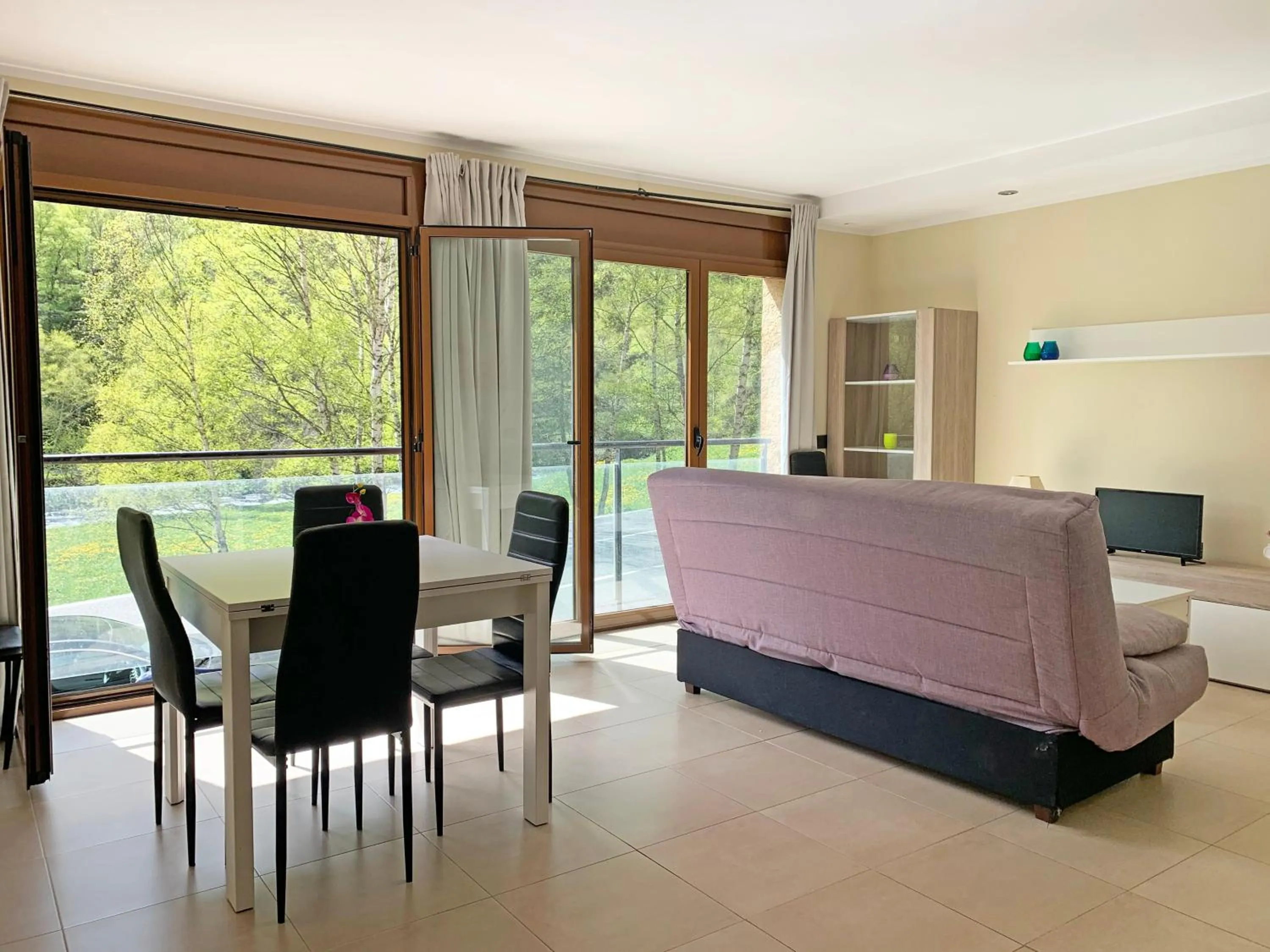 Living room, Bed in Apartamentos Llorts Ordino 3000