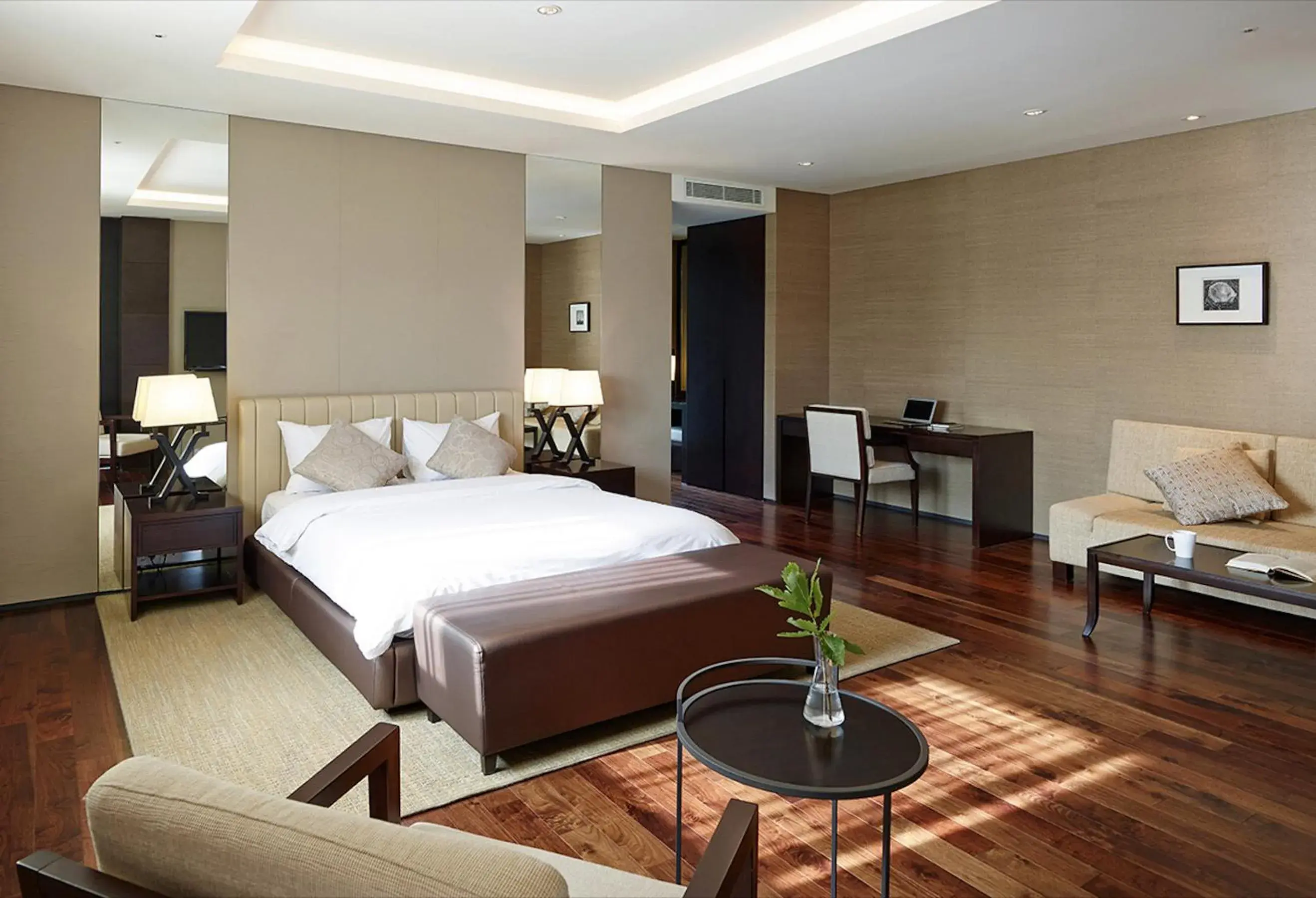 Corner Suite Bed in The Suites Hotel Namwon Corner Suite Bed in The Suites Hotel Namwon