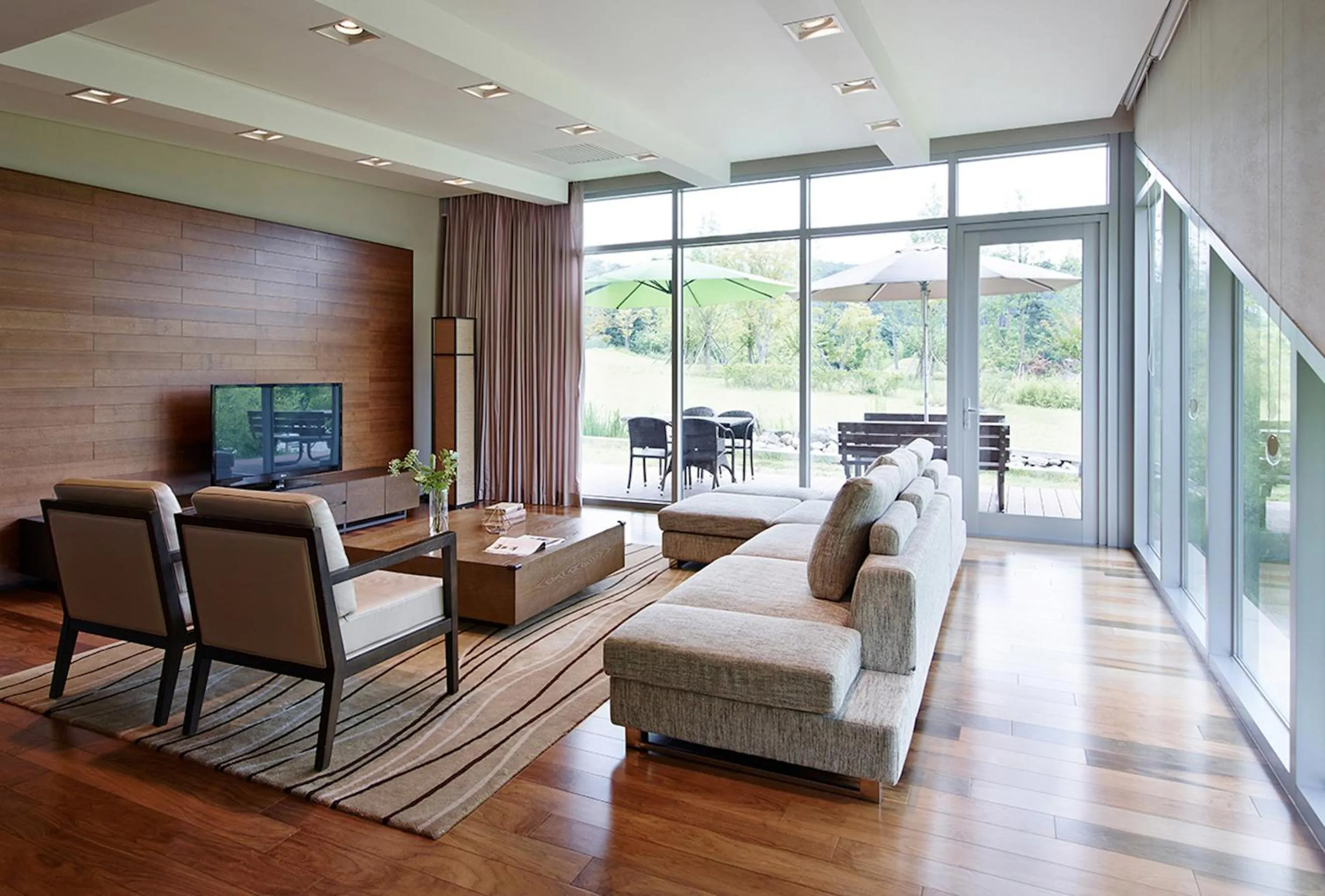 TV and multimedia in The Suites Hotel Namwon