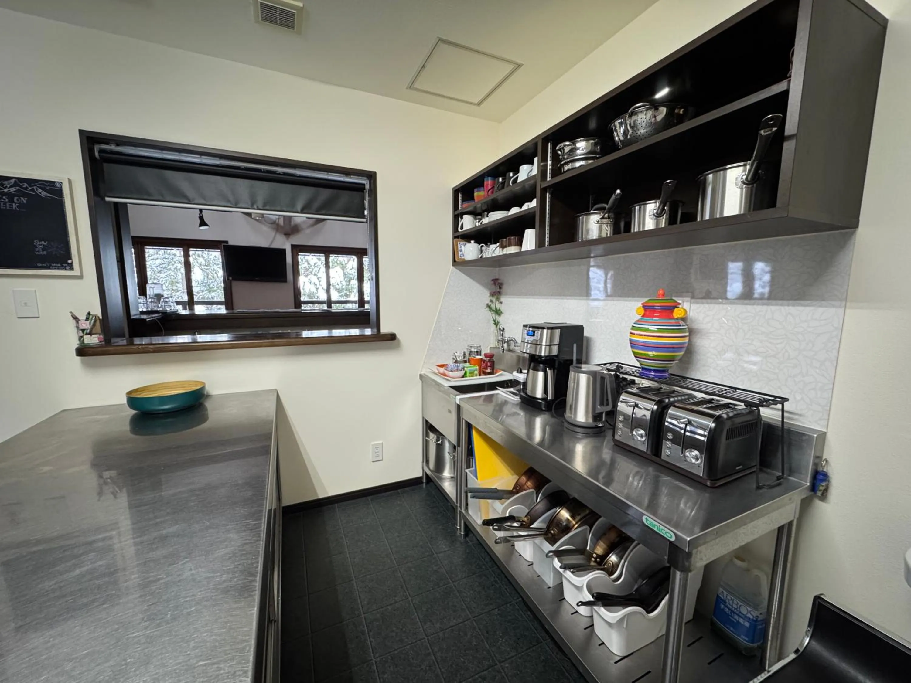 Kitchen or kitchenette in Bears Den Mountain Lodge
