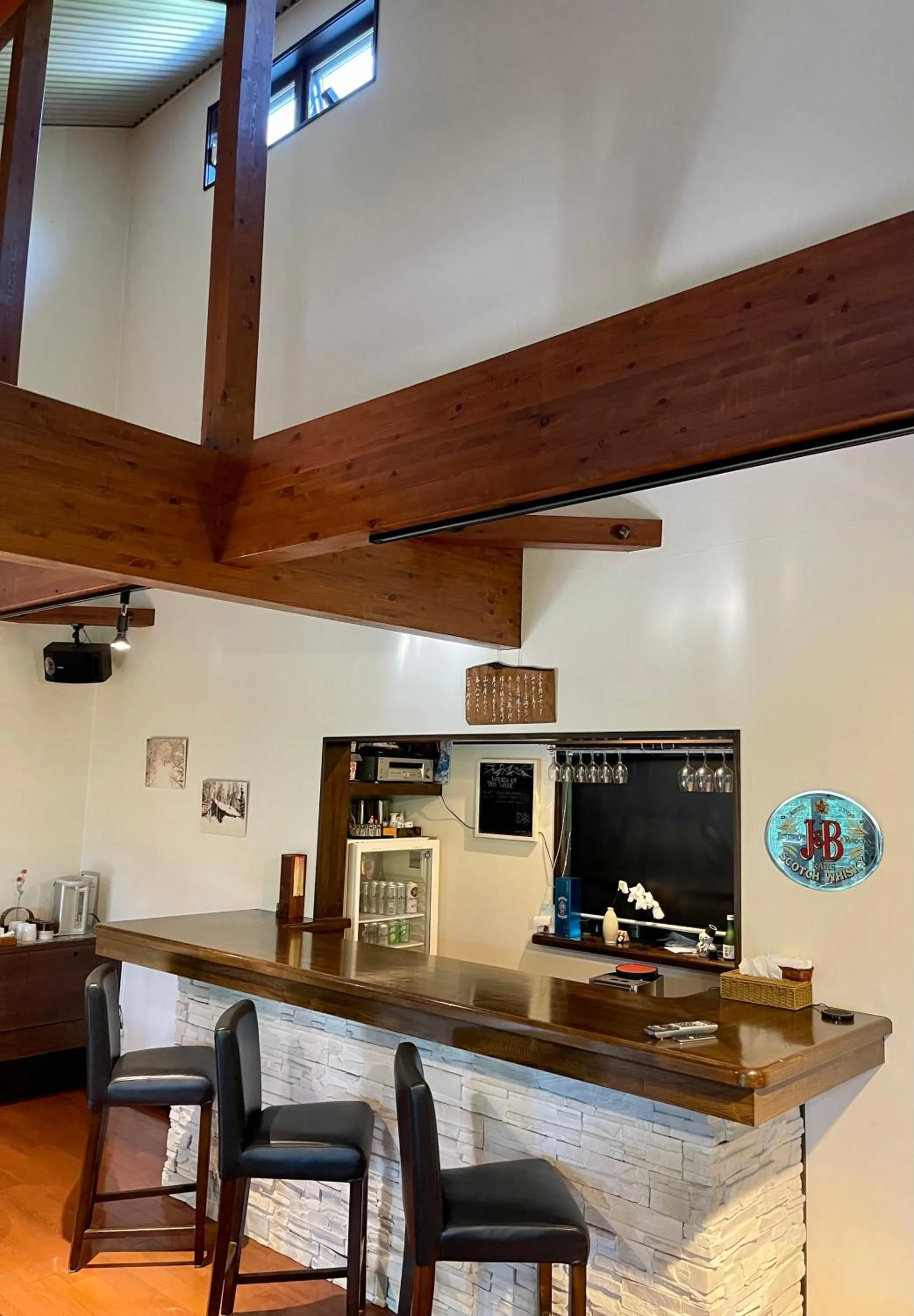 Lounge or bar in Bears Den Mountain Lodge