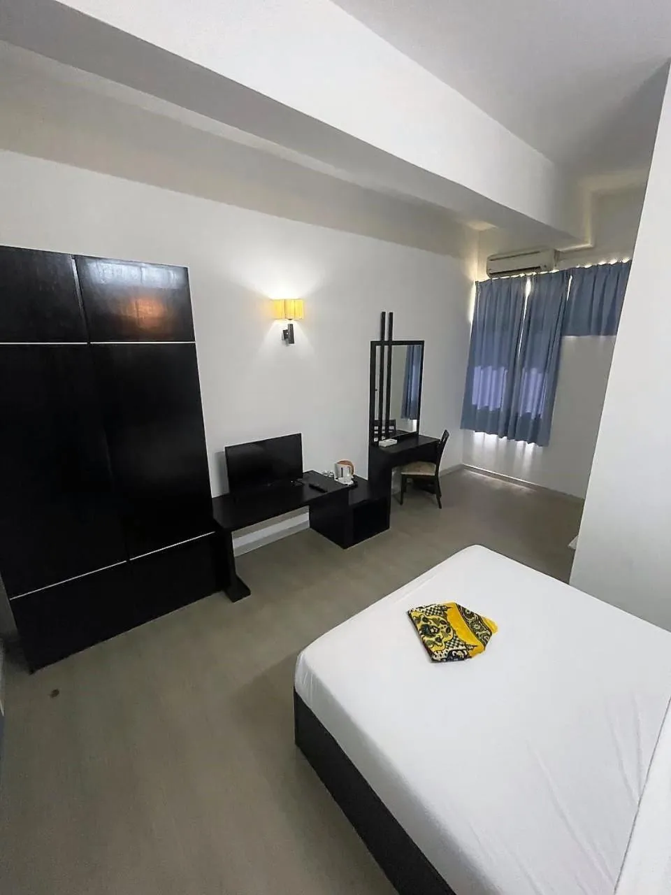 Photo of the whole room, Bed in Kuala Melaka Inn