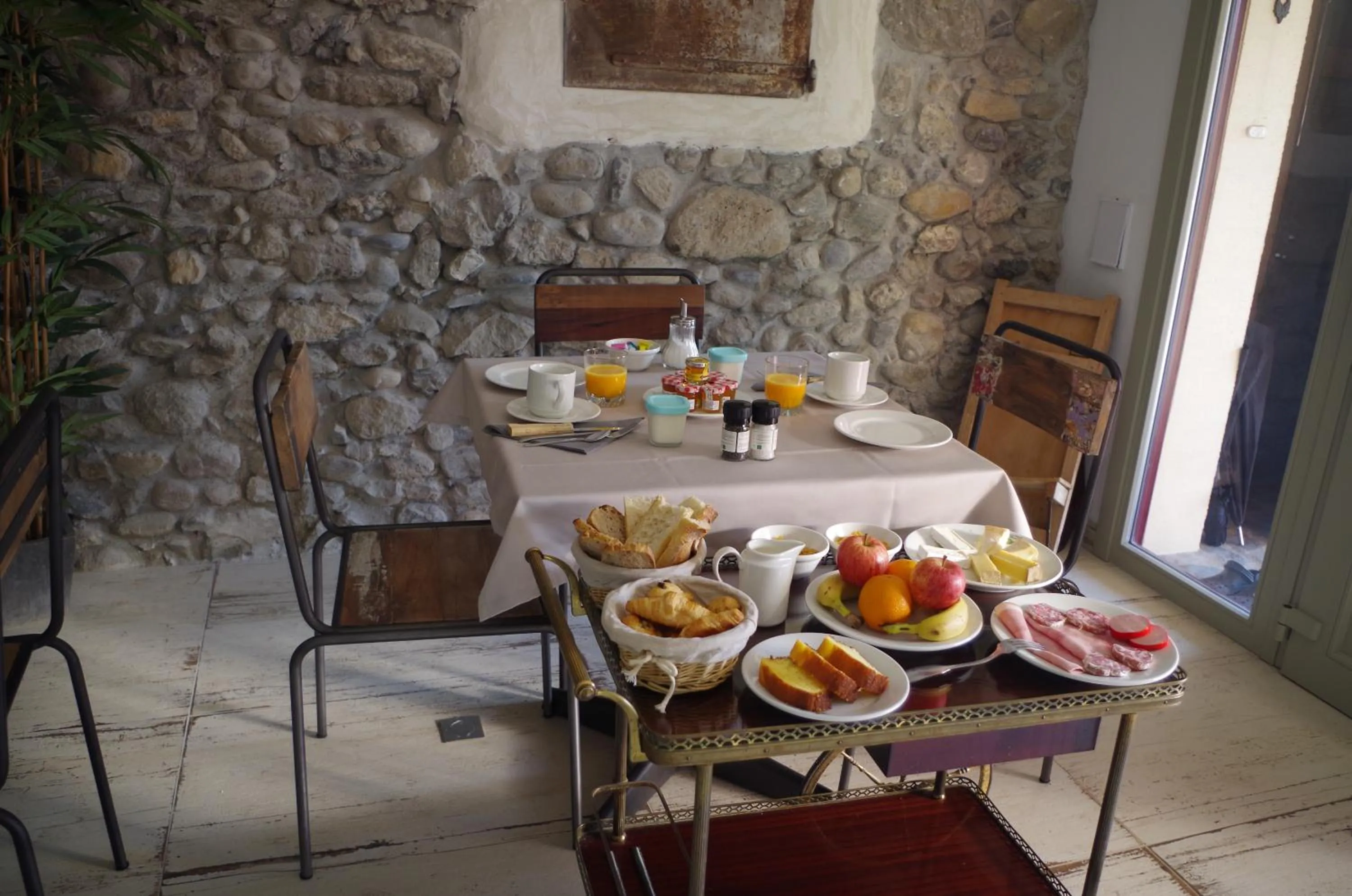 Food and drinks in Le Paon Bleu Annecy Poisy