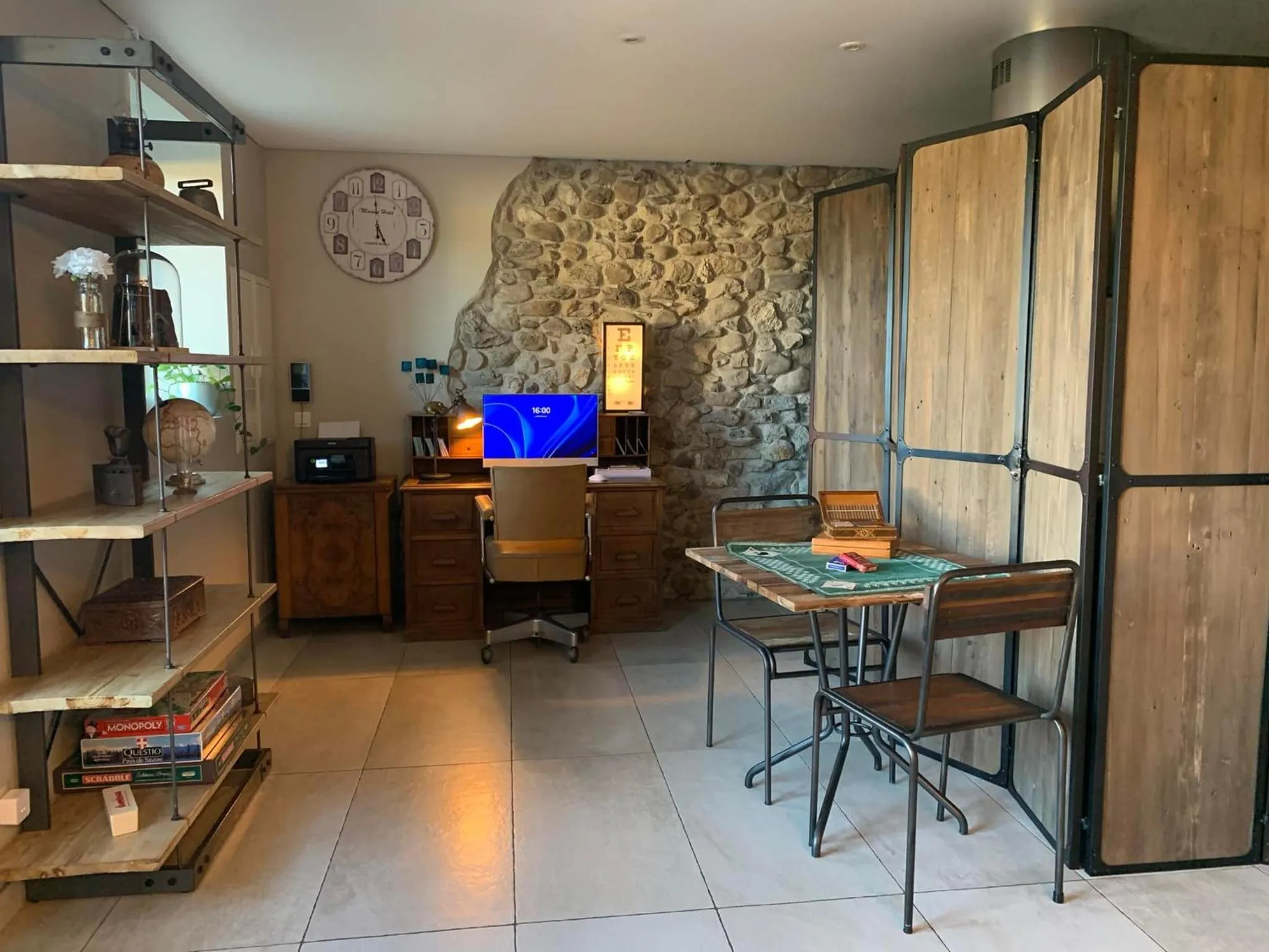 Library in Le Paon Bleu Annecy Poisy