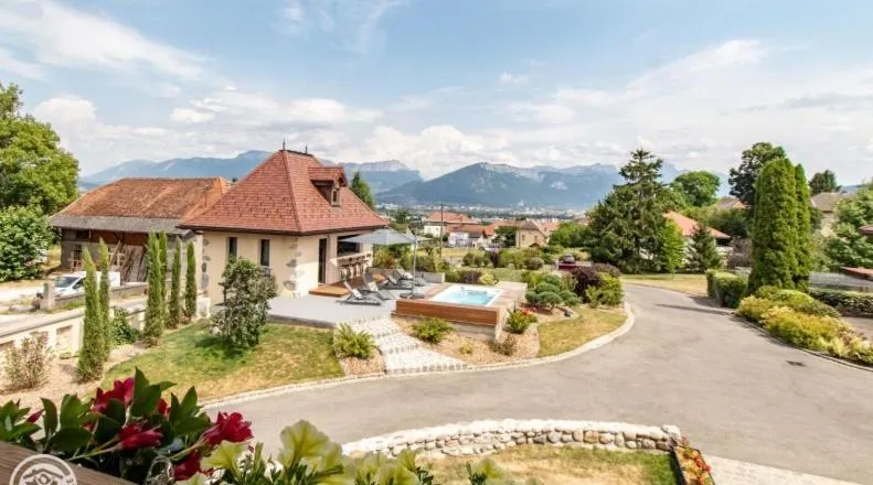 Mountain view in Le Paon Bleu Annecy Poisy