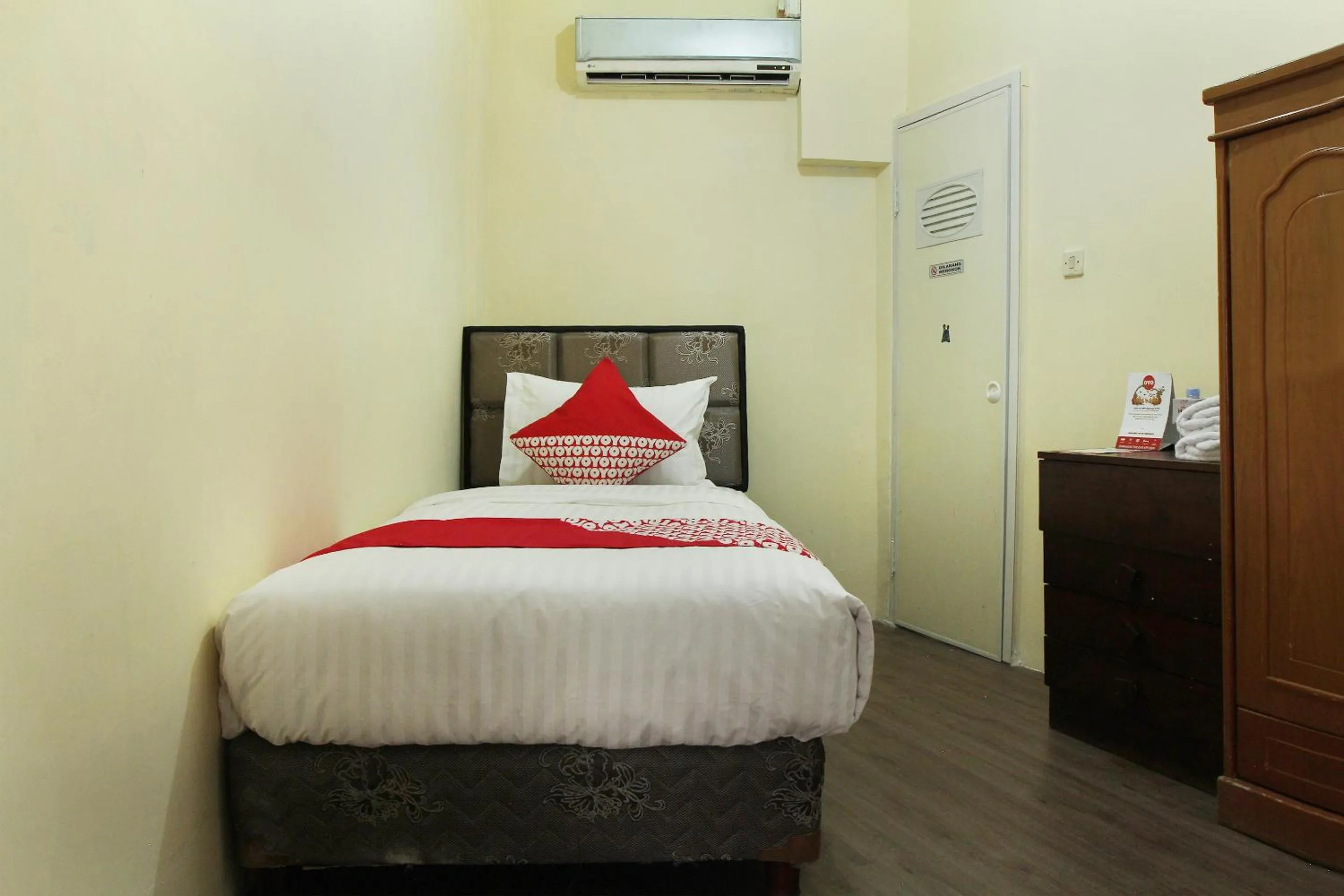 Bedroom in OYO 146 Menteng Residence