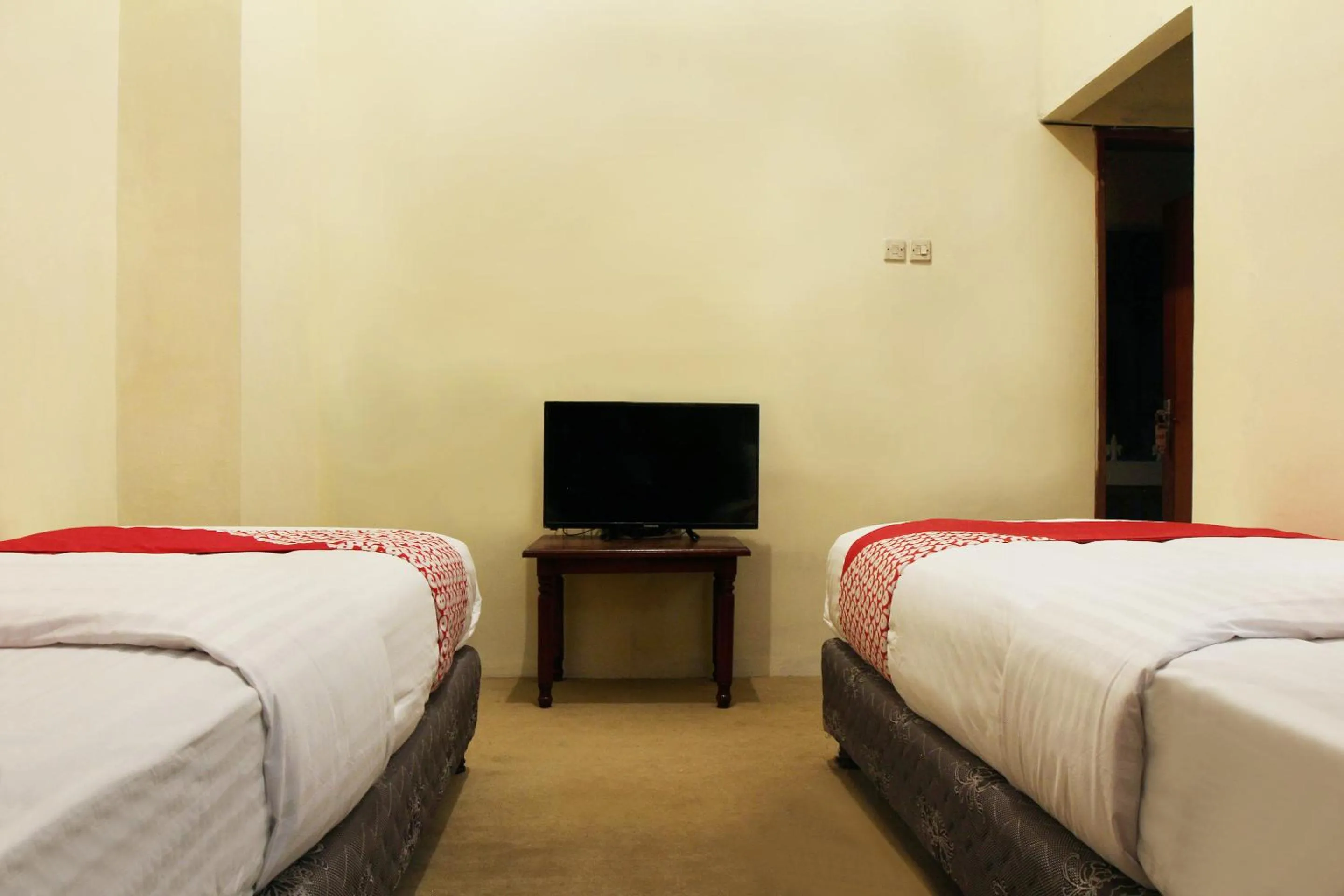 Bedroom, TV/Entertainment Center in OYO 146 Menteng Residence