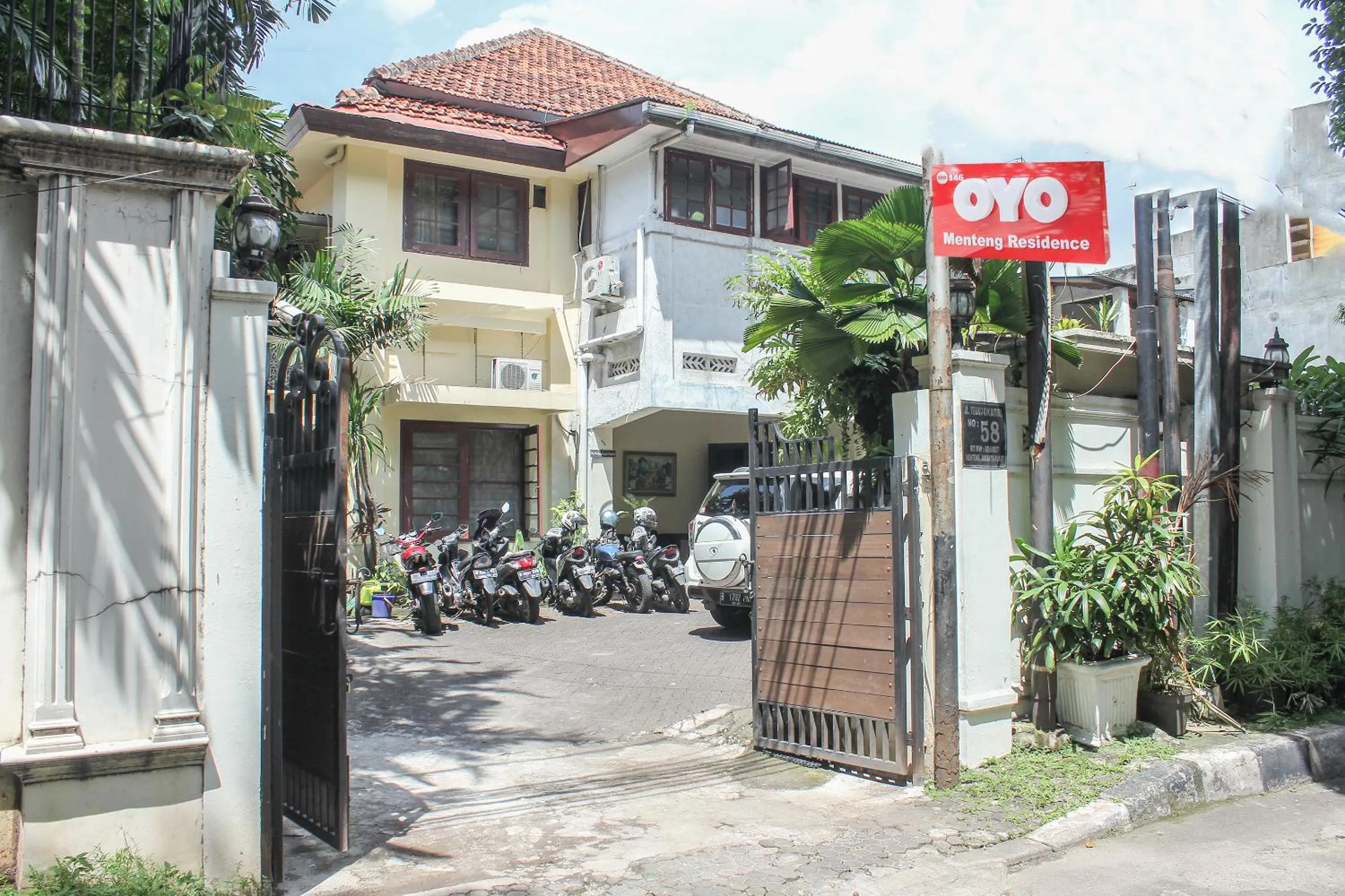 Facade/entrance, Property Building in OYO 146 Menteng Residence