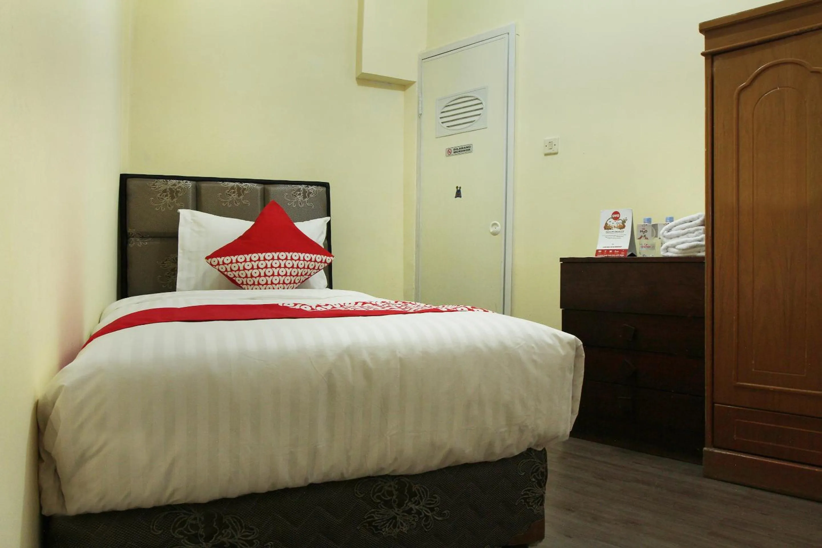 Bedroom in OYO 146 Menteng Residence
