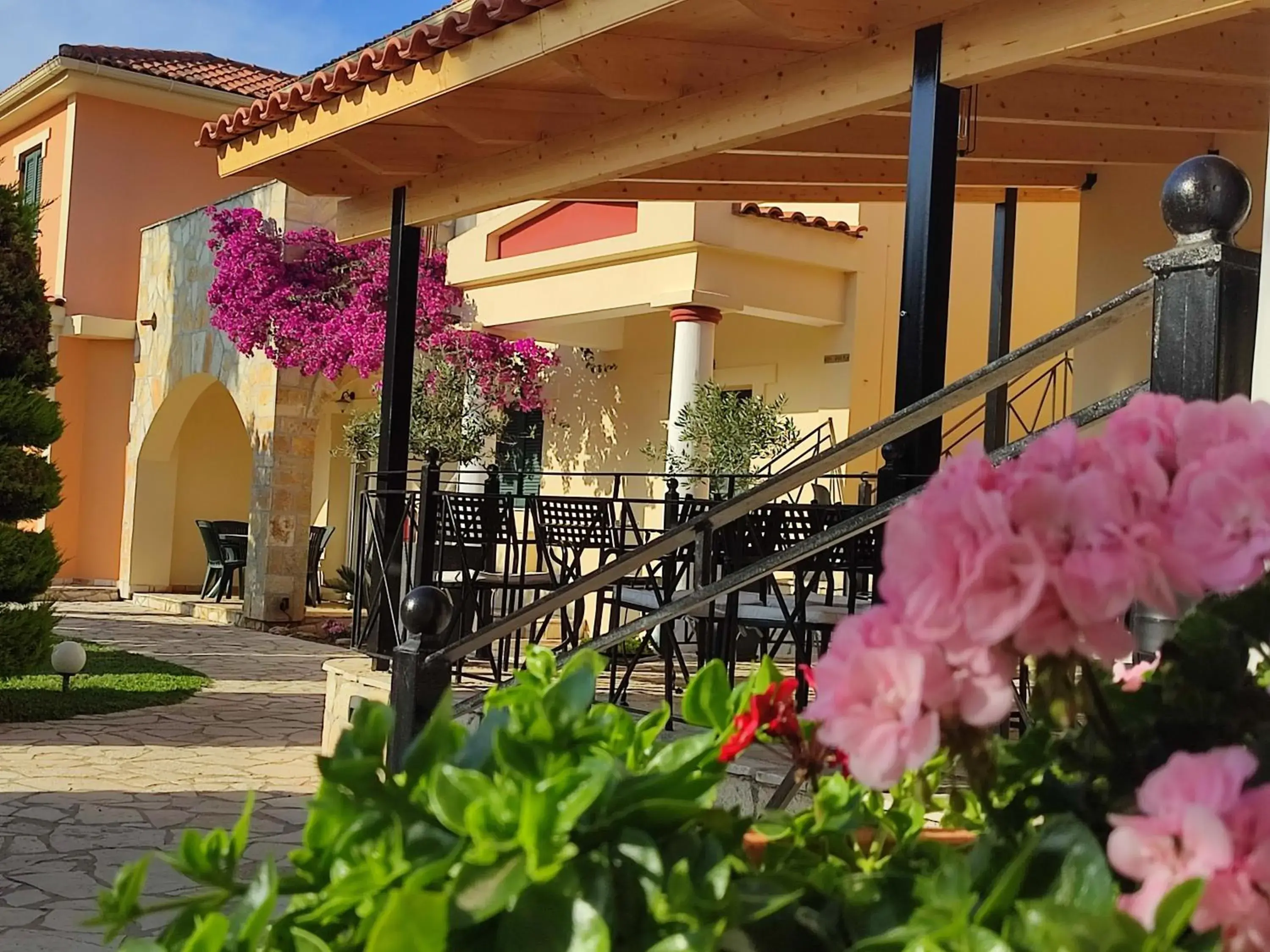 Property building in Elanthi Village Apartments Property building in Elanthi Village Apartments