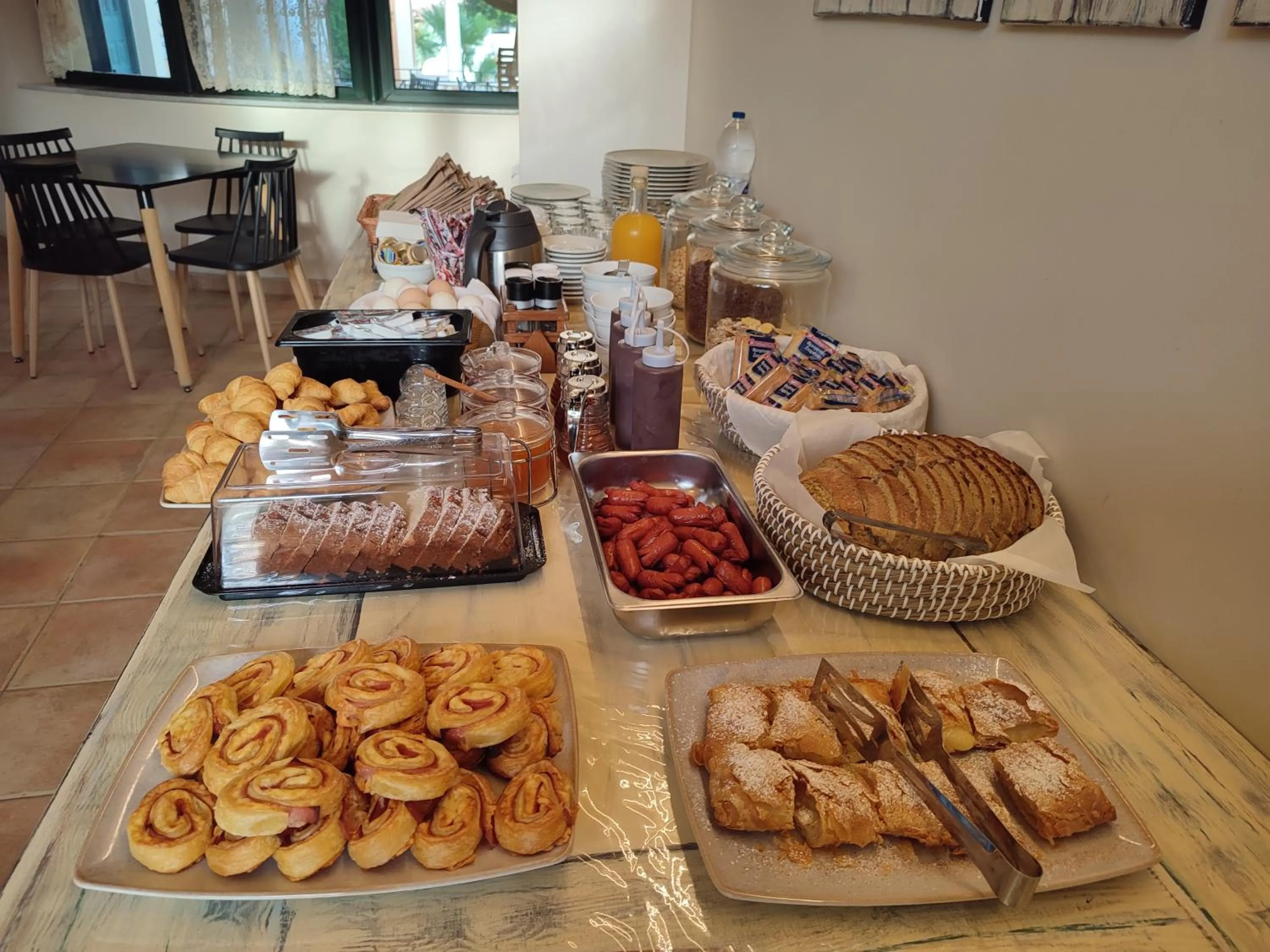 Breakfast in Elanthi Village Apartments