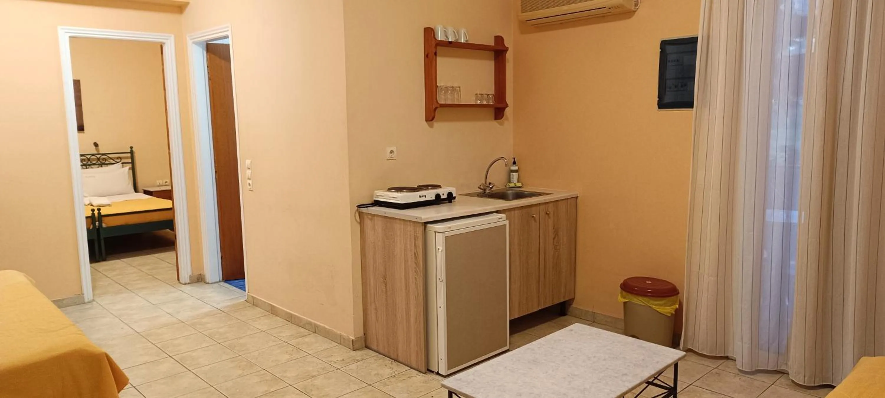 Kitchen or kitchenette, Bed in Elanthi Village Apartments
